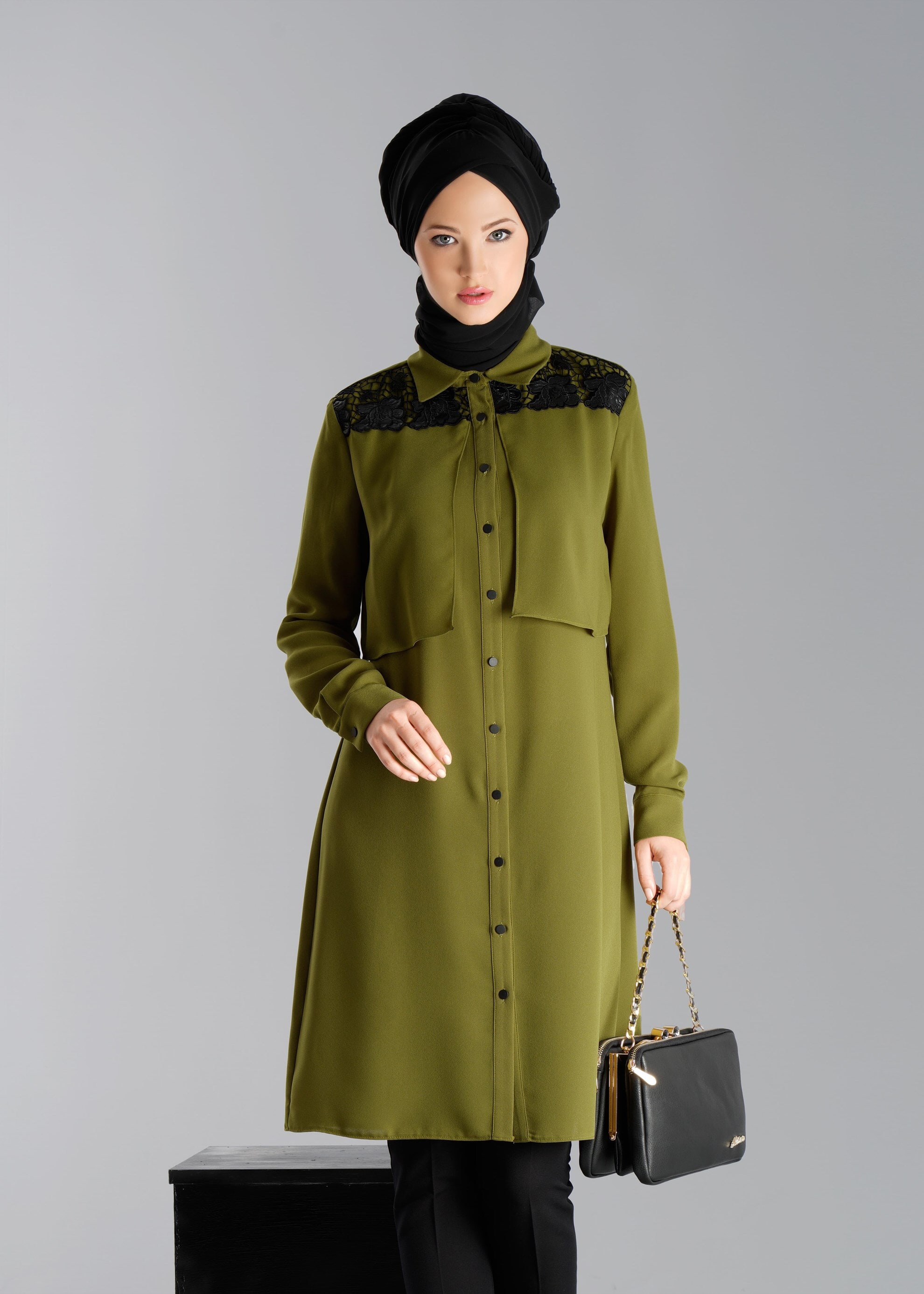 Tesettür giyim YEŞİL DANTEL DETAYLI DÜĞMELİ TUNİK 4740
