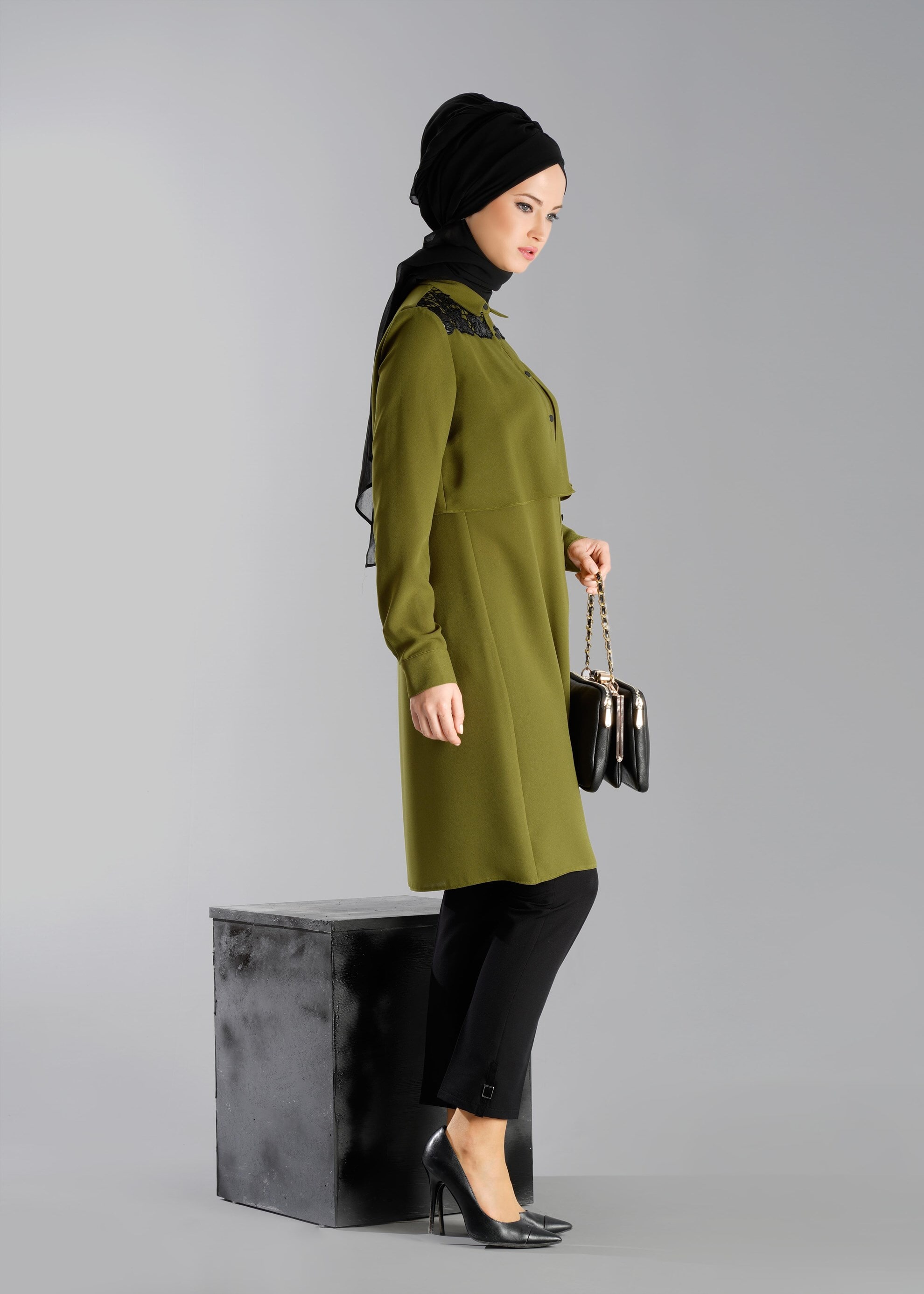 Tesettür giyim YEŞİL DANTEL DETAYLI DÜĞMELİ TUNİK 4740