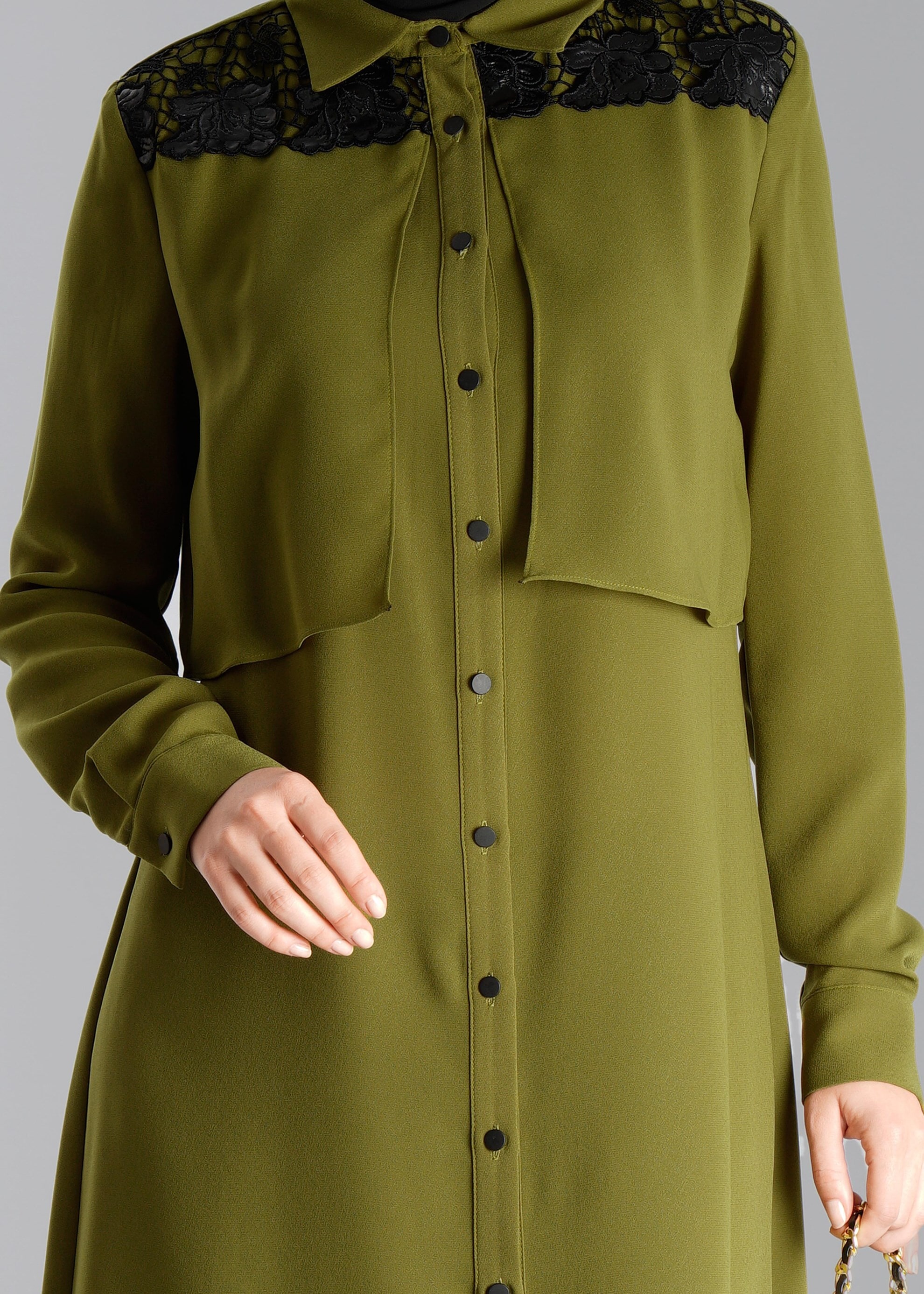 Tesettür giyim YEŞİL DANTEL DETAYLI DÜĞMELİ TUNİK 4740