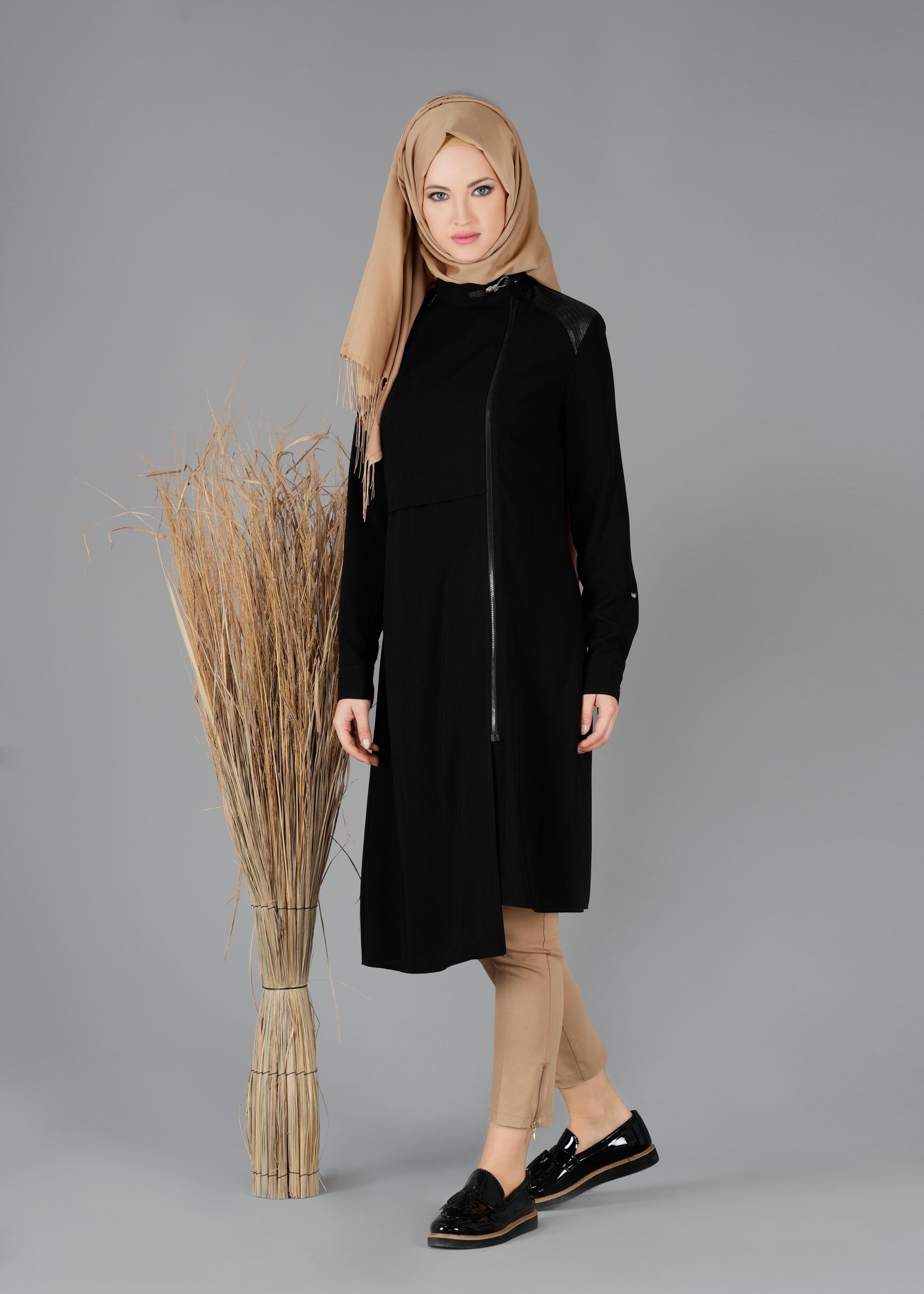 Tesettür giyim SİYAH OMUZ DETAYLI FERMUARLI TUNİK 4741