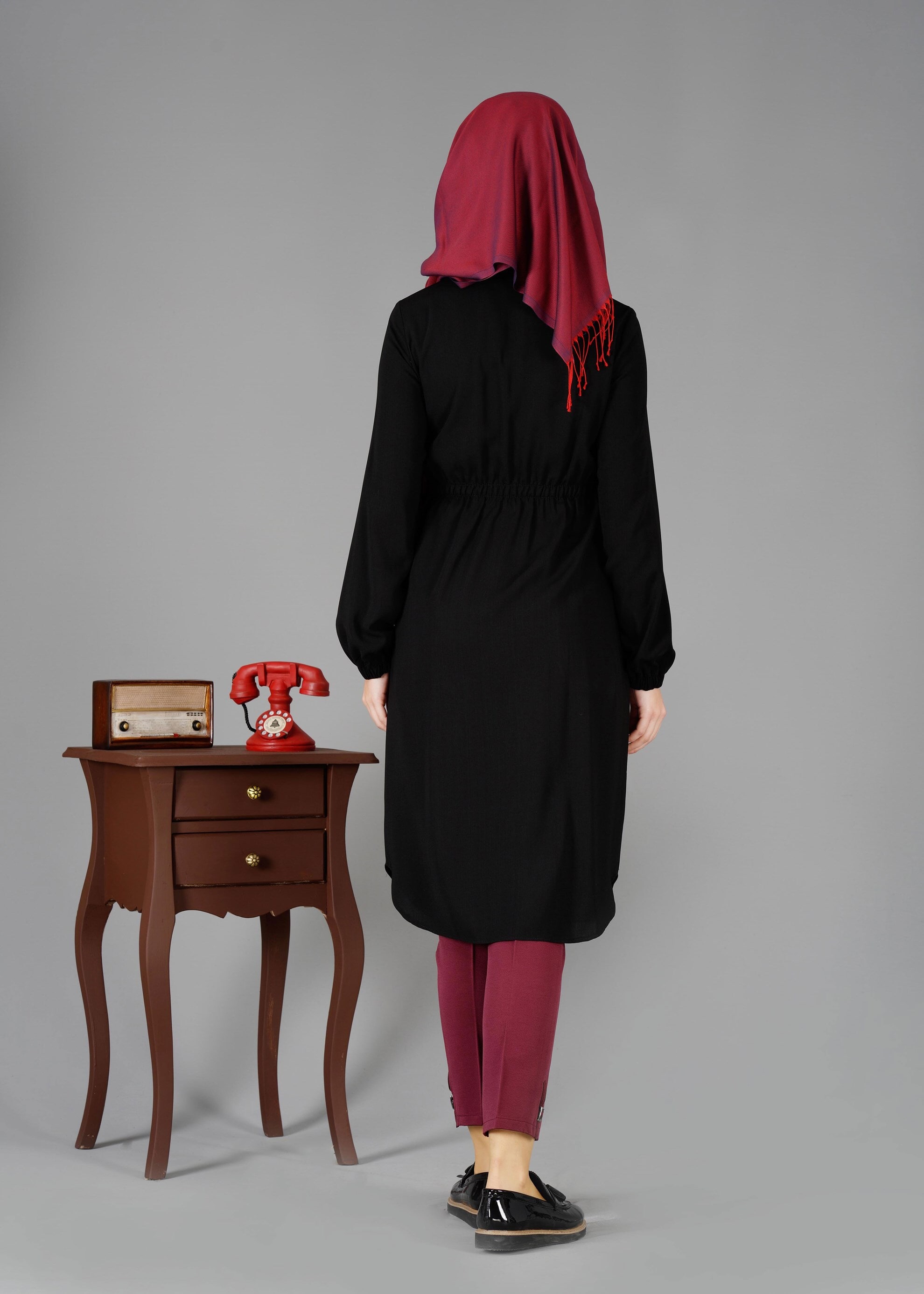 Tesettür giyim SİYAH BELİ BÜZGÜLÜ FERMUARLI TUNİK 4777