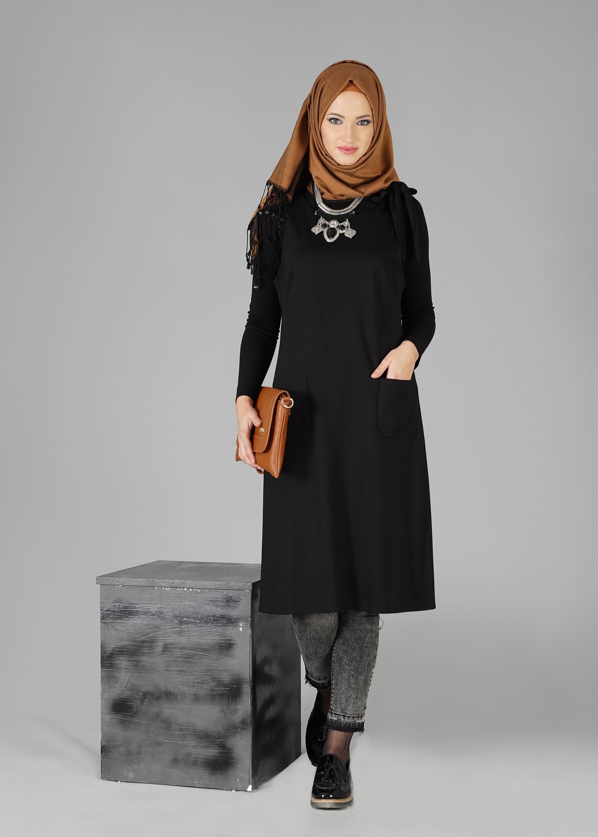 Tesettür giyim SİYAH KOLSUZ TUNİK 4873