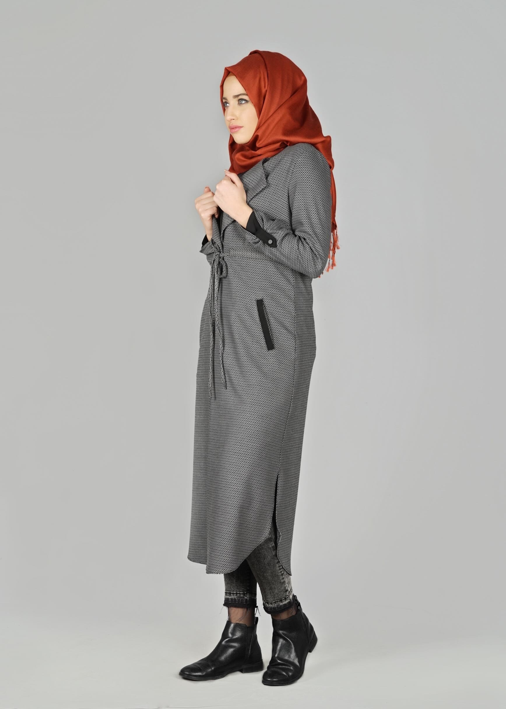 Tesettür giyim SİYAH BELDEN BAĞLAMALI DESENLİ TUNİK TUNİK 4991 