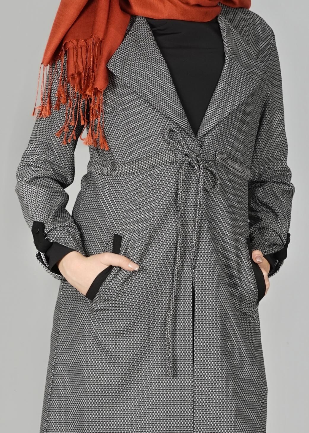 Tesettür giyim SİYAH BELDEN BAĞLAMALI DESENLİ TUNİK TUNİK 4991 