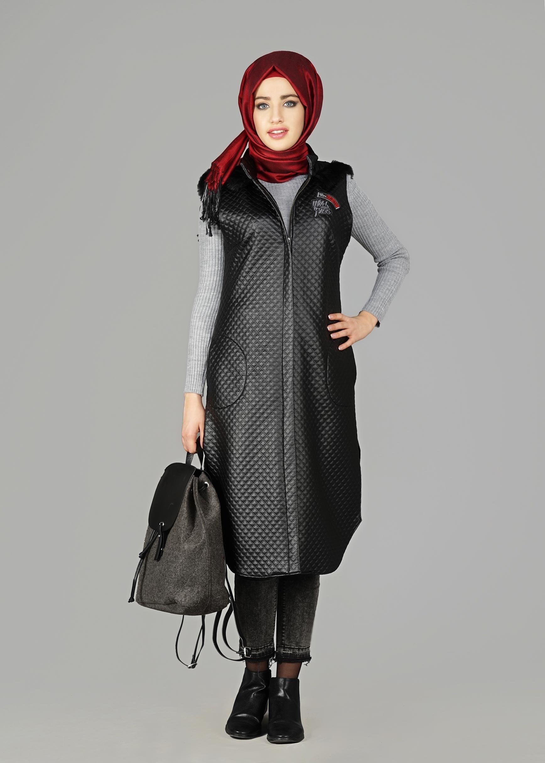 Tesettür giyim SİYAH KAPÜŞONU KÜRKLÜ YELEK 4066