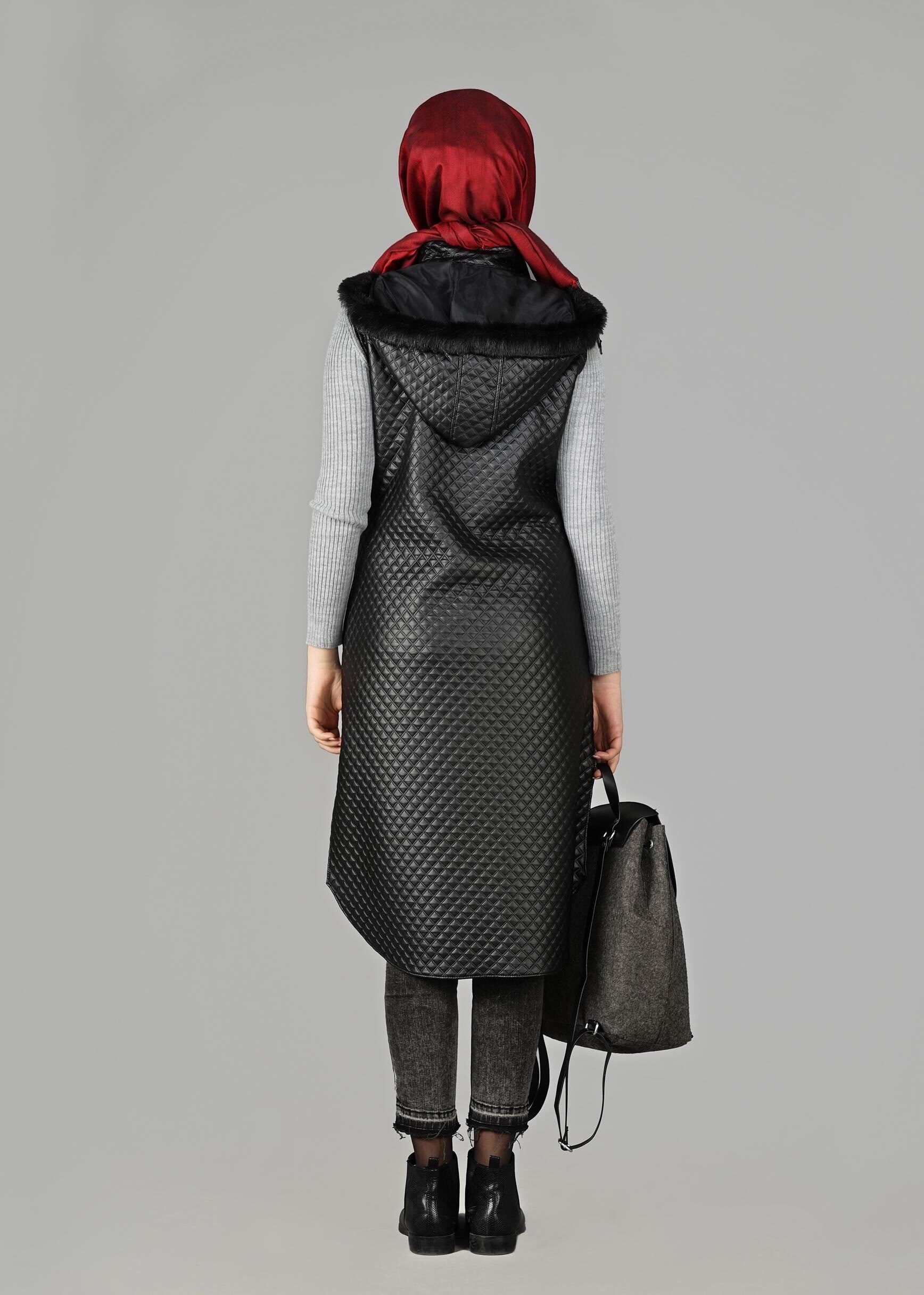 Tesettür giyim SİYAH KAPÜŞONU KÜRKLÜ YELEK 4066