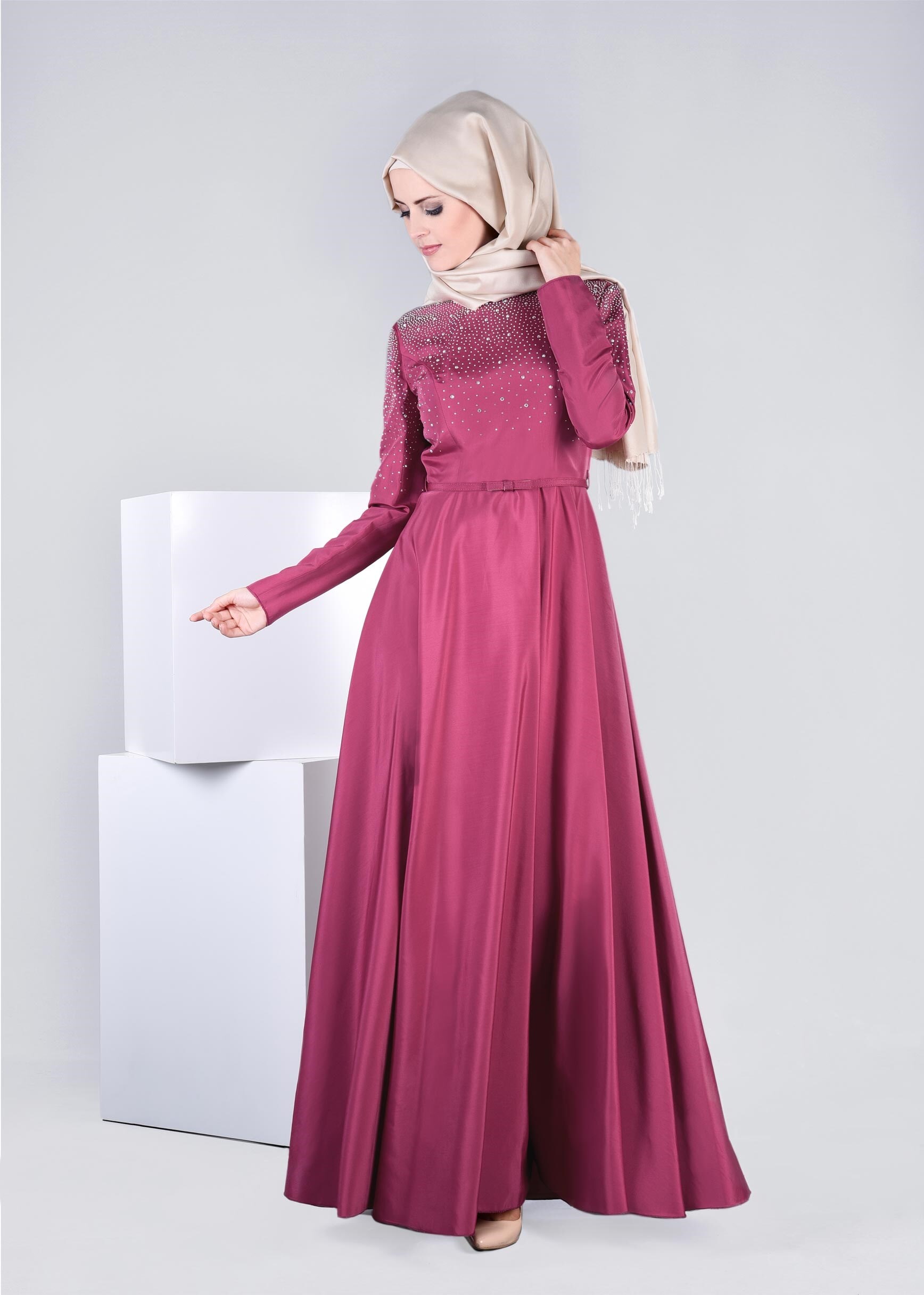Tesettür giyim FUŞYA TAŞ BASKILI KEMERLİ ABİYE ELBİSE 5302