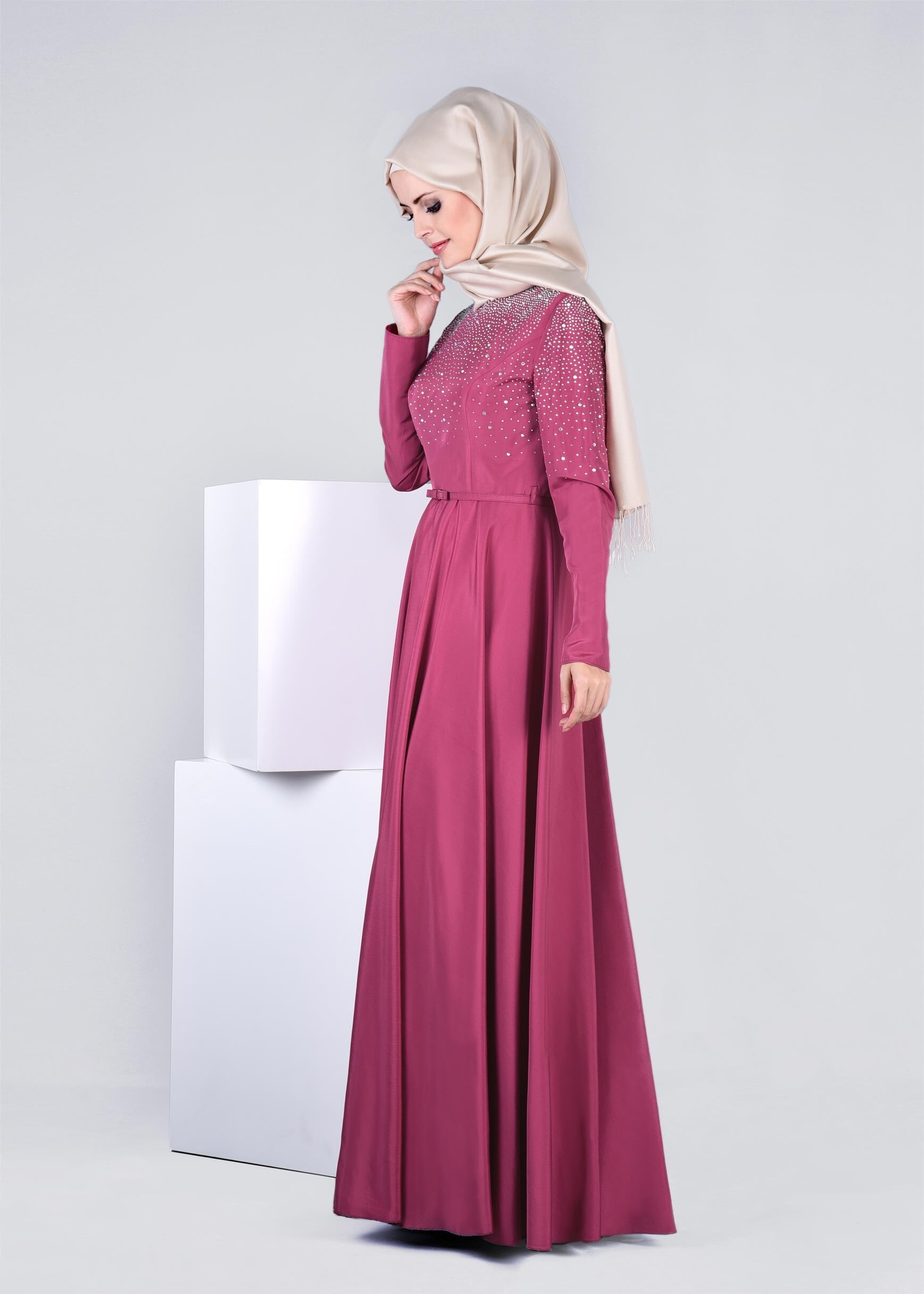 Tesettür giyim FUŞYA TAŞ BASKILI KEMERLİ ABİYE ELBİSE 5302