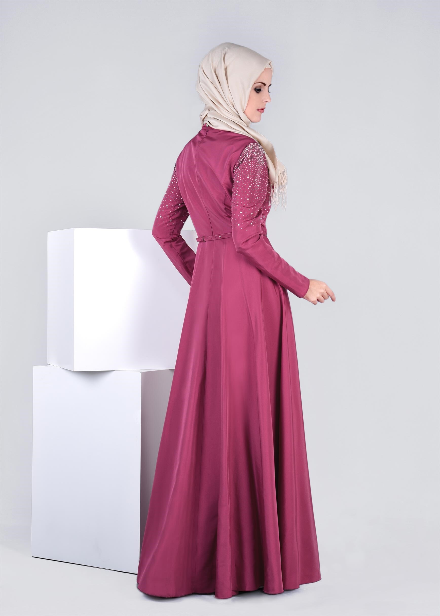 Tesettür giyim FUŞYA TAŞ BASKILI KEMERLİ ABİYE ELBİSE 5302