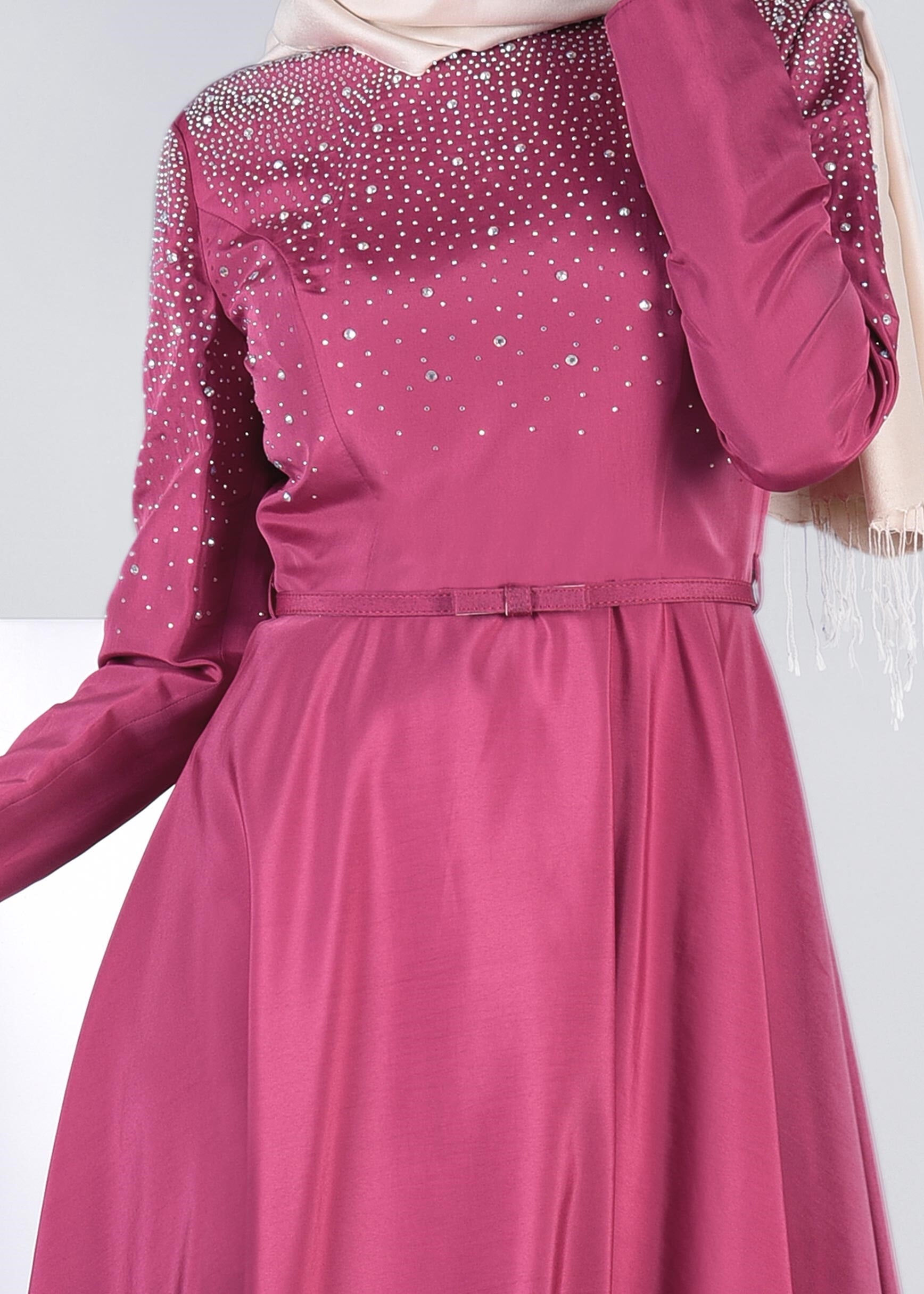 Tesettür giyim FUŞYA TAŞ BASKILI KEMERLİ ABİYE ELBİSE 5302