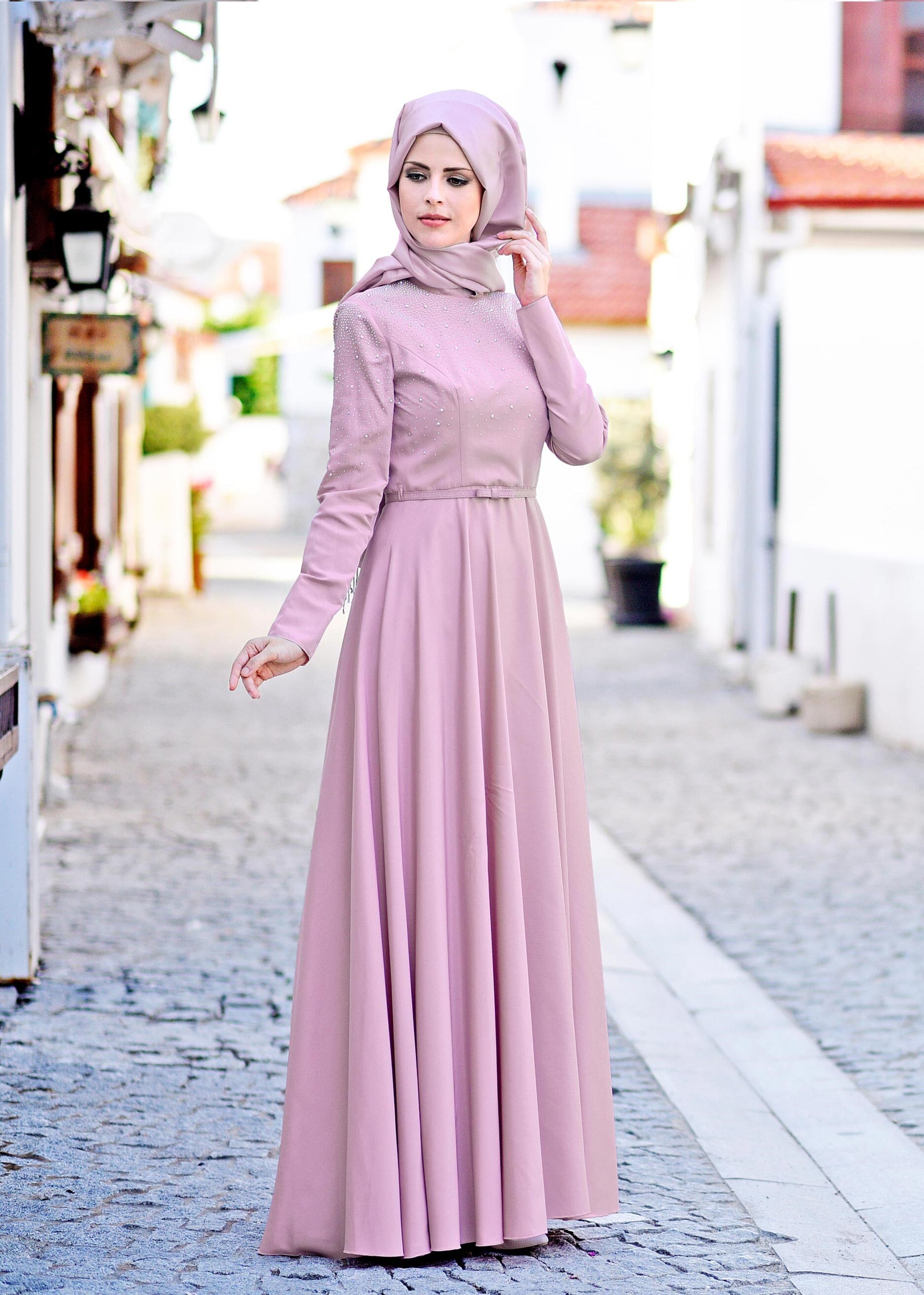 Tesettür giyim PEMBE TAŞ BASKILI KEMERLİ ABİYE ELBİSE 5302
