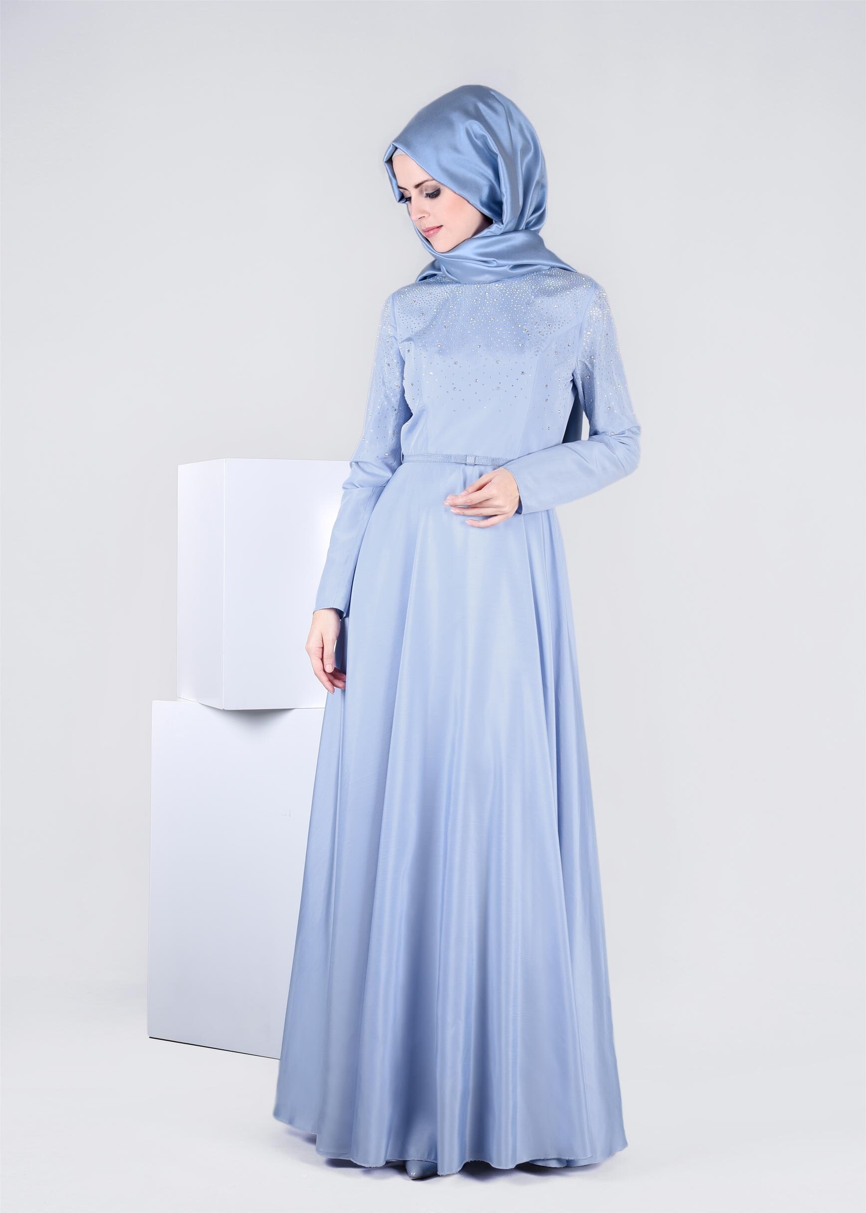 Tesettür giyim MAVİ TAŞ BASKILI KEMERLİ ABİYE ELBİSE 5302
