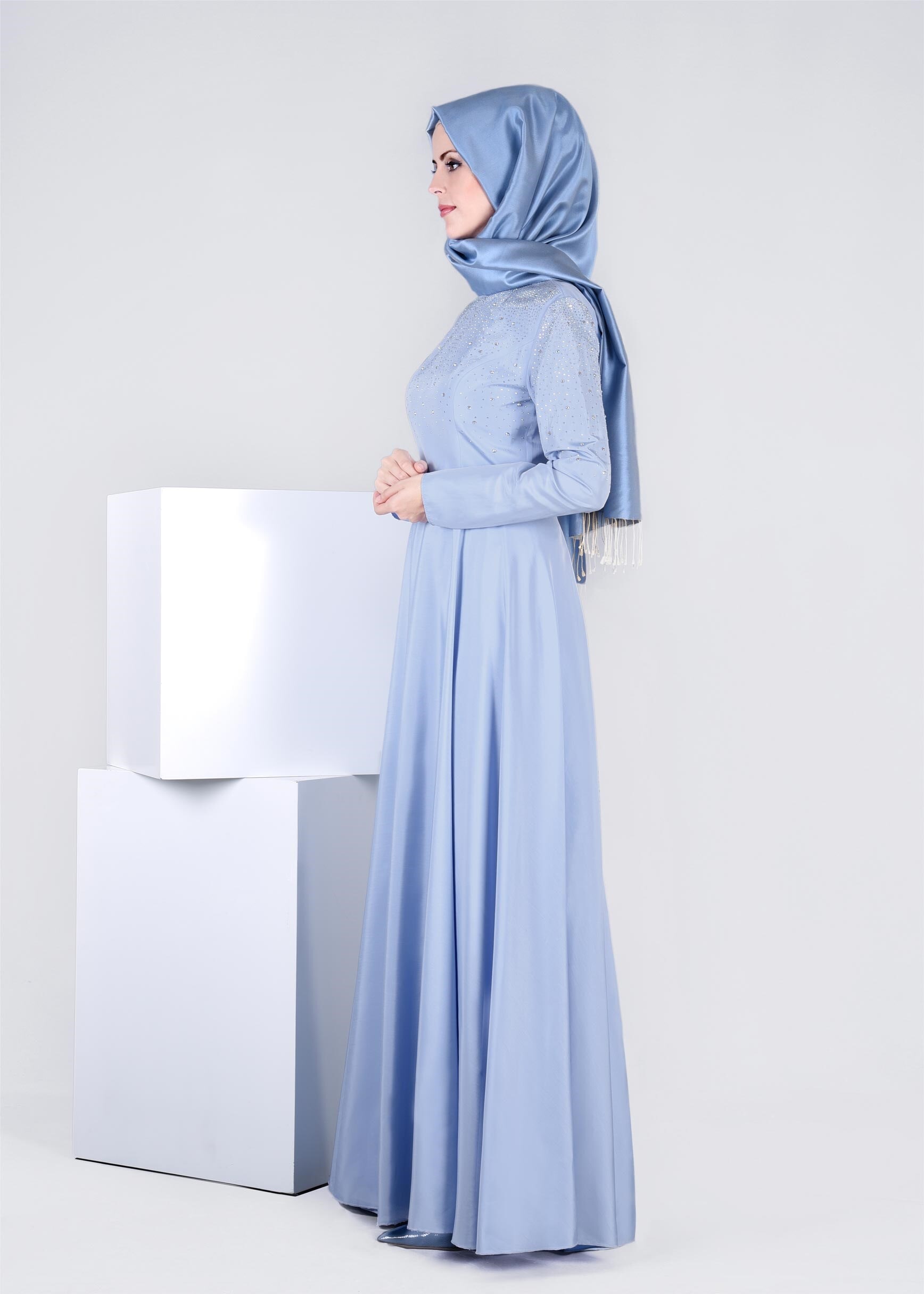 Tesettür giyim MAVİ TAŞ BASKILI KEMERLİ ABİYE ELBİSE 5302