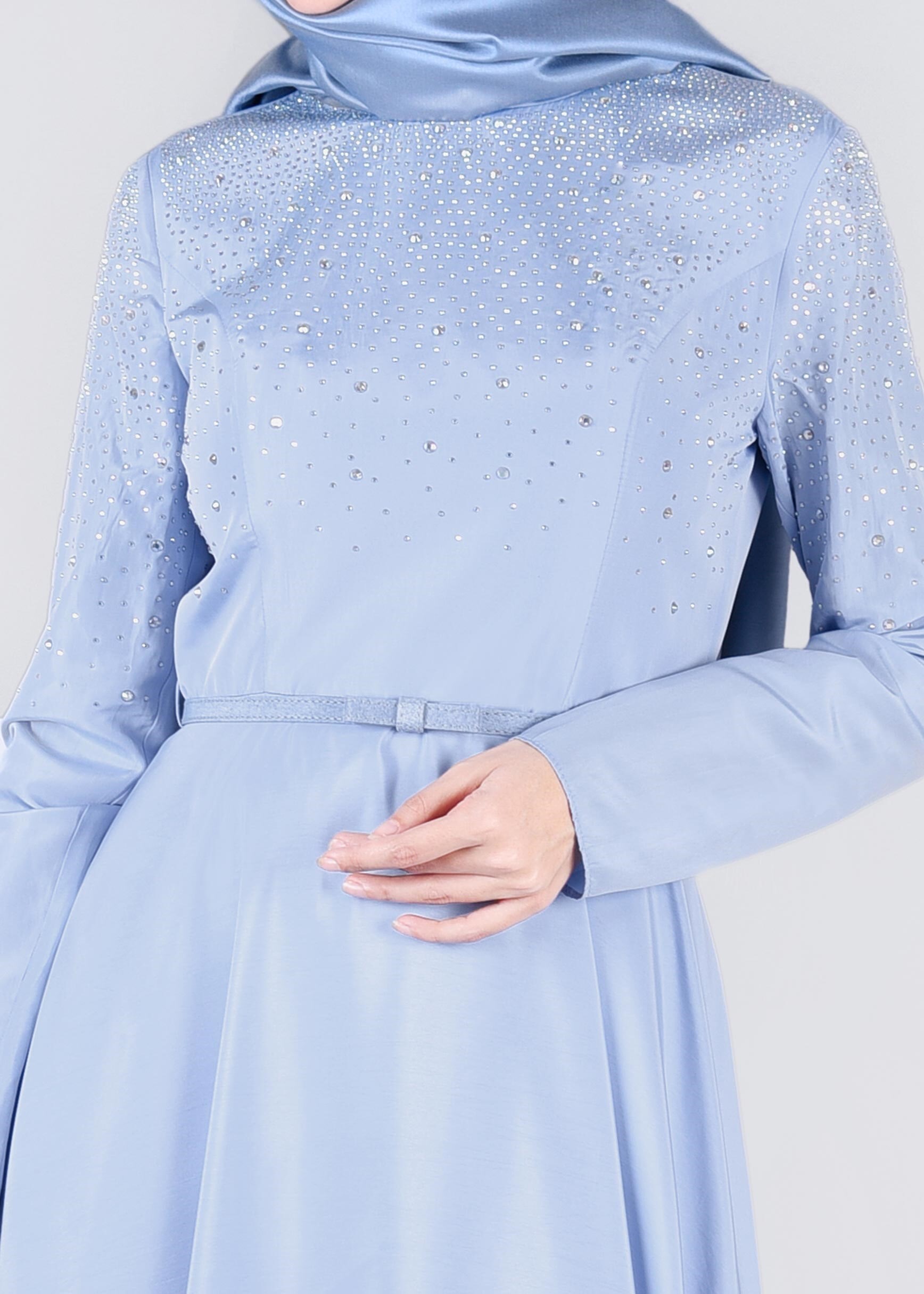 Tesettür giyim MAVİ TAŞ BASKILI KEMERLİ ABİYE ELBİSE 5302