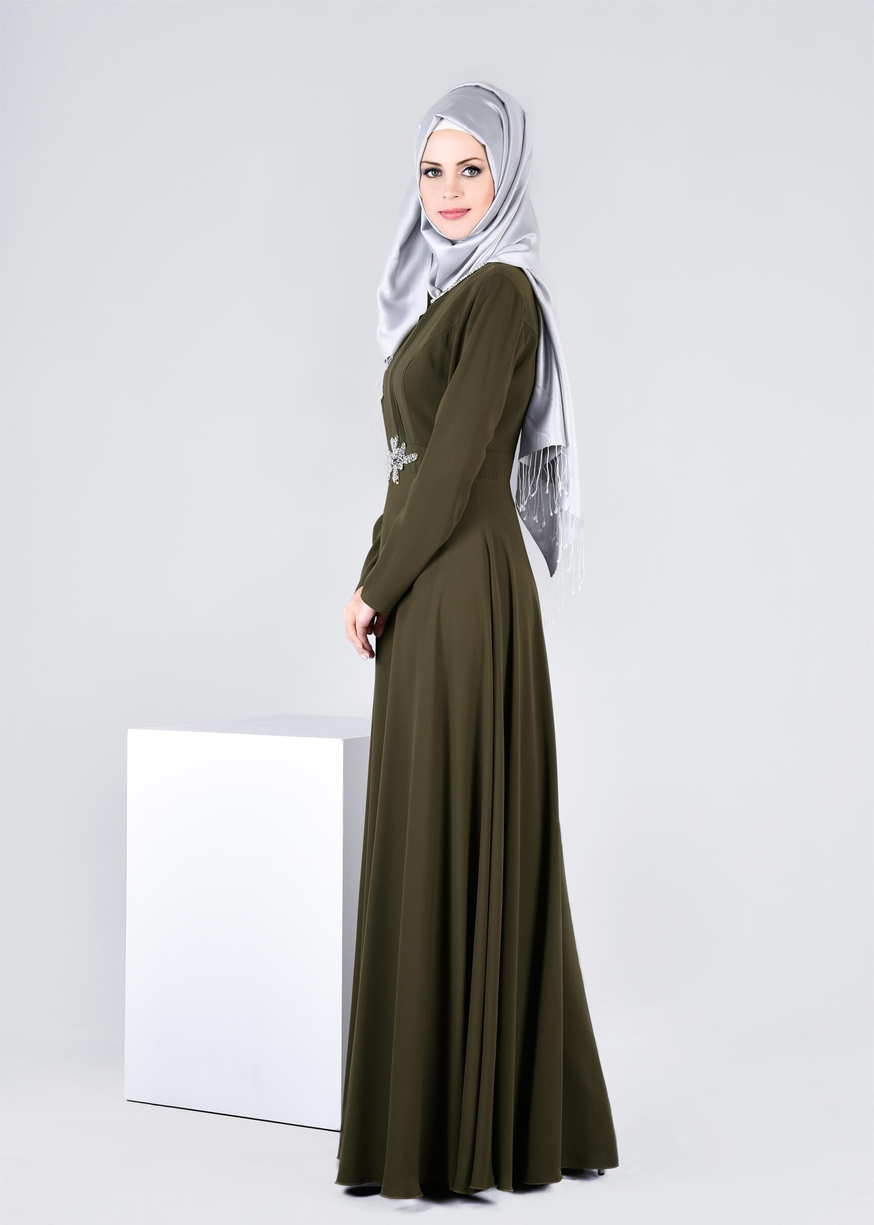 Tesettür giyim HAKİ TAŞ İŞLEMELİ DRAPE DETAYLI ABİYE ELBİSE 5344