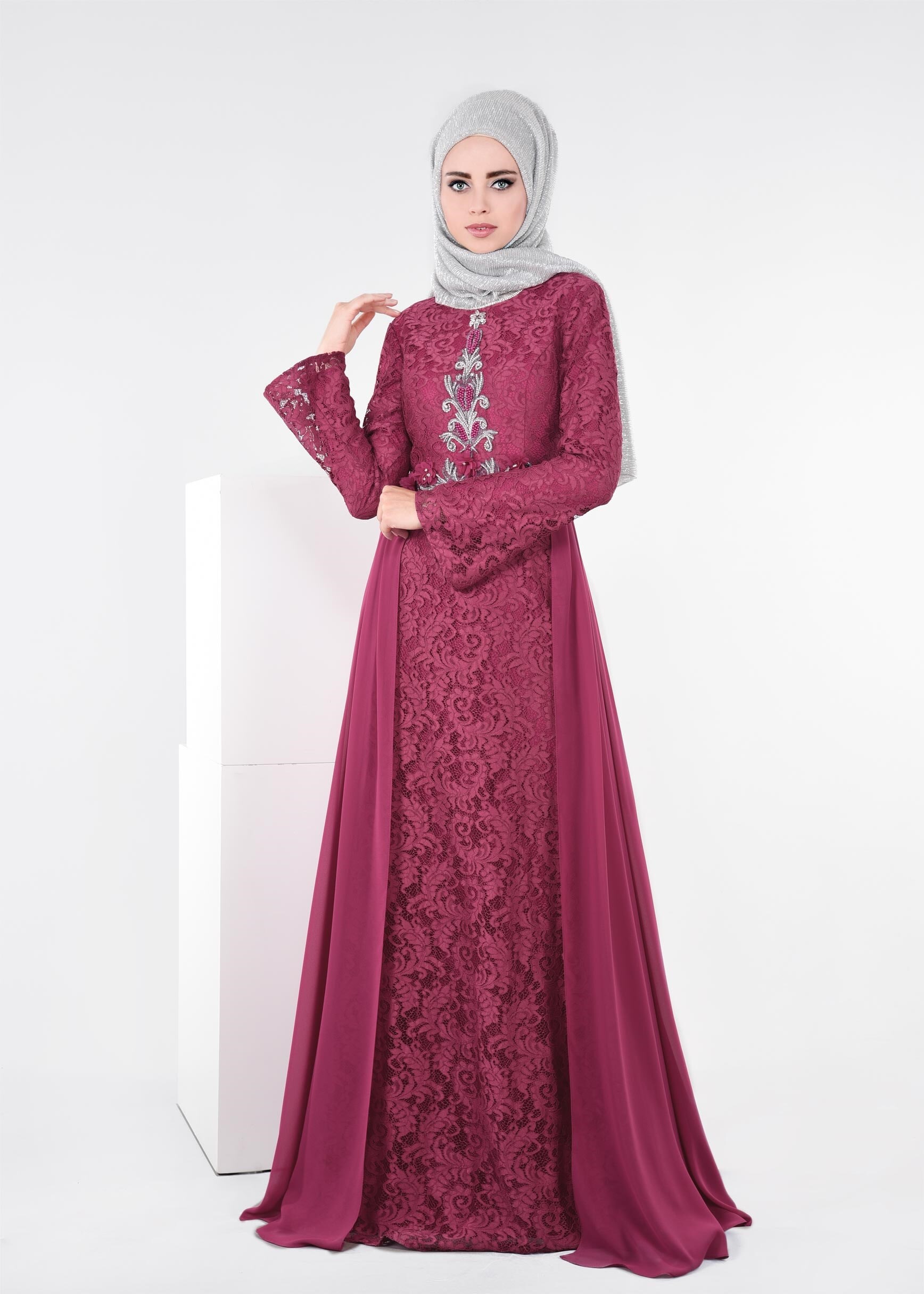 Tesettür giyim FUŞYA TAŞ İŞLEMELİ DANTELLİ TÜL DETAYLI ABİYE ELBİSE 5351