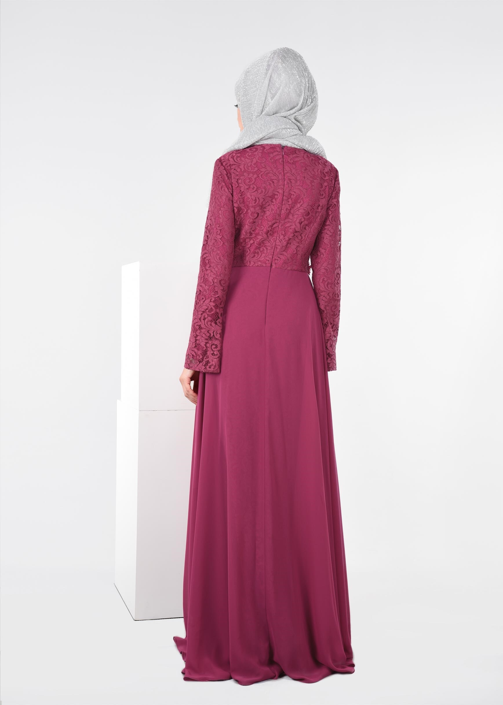 Tesettür giyim FUŞYA TAŞ İŞLEMELİ DANTELLİ TÜL DETAYLI ABİYE ELBİSE 5351