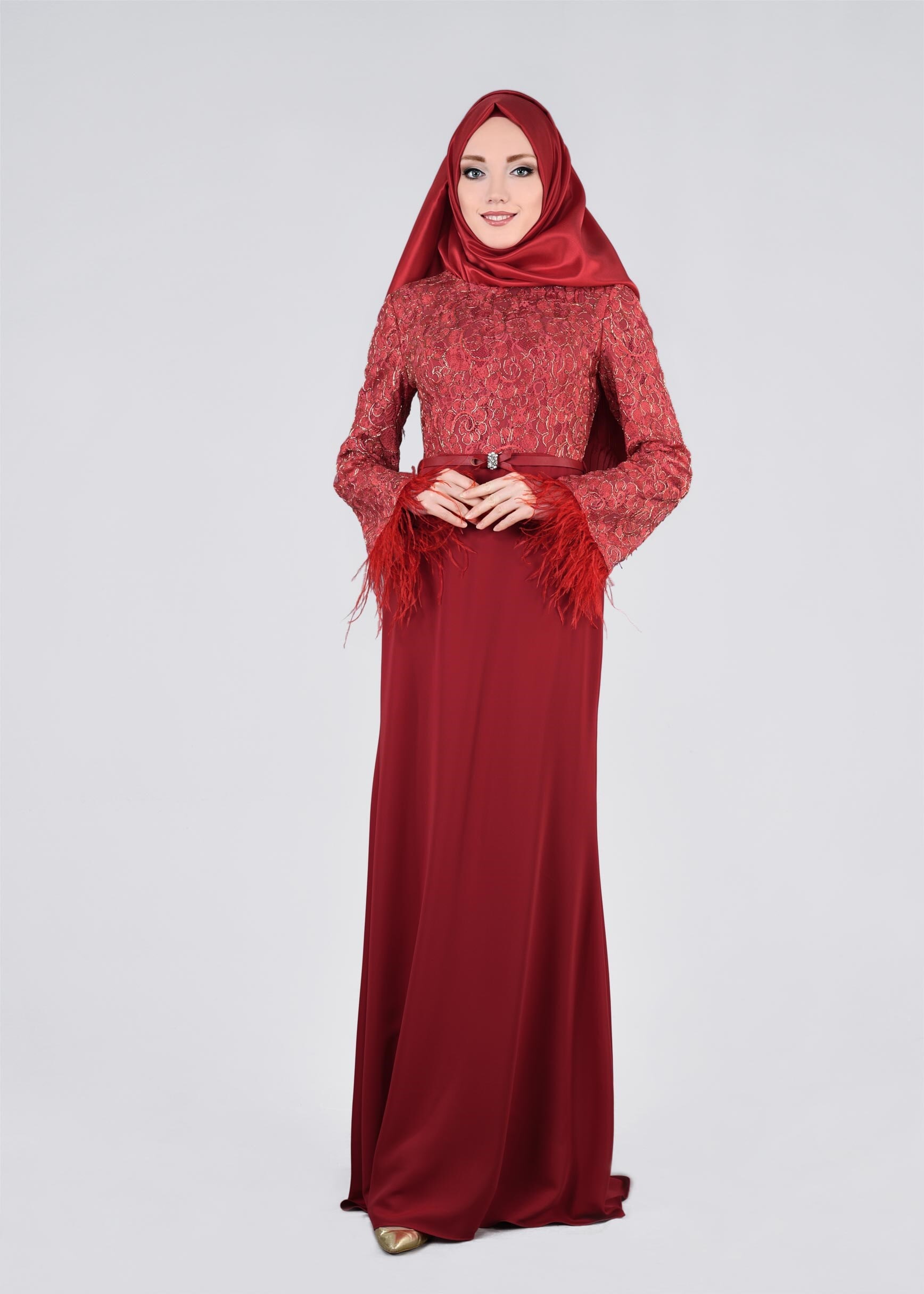 Tesettür giyim KIRMIZI MANŞETLERİ TÜY DETAYLI İŞLEMELİ ABİYE ELBİSE 5368