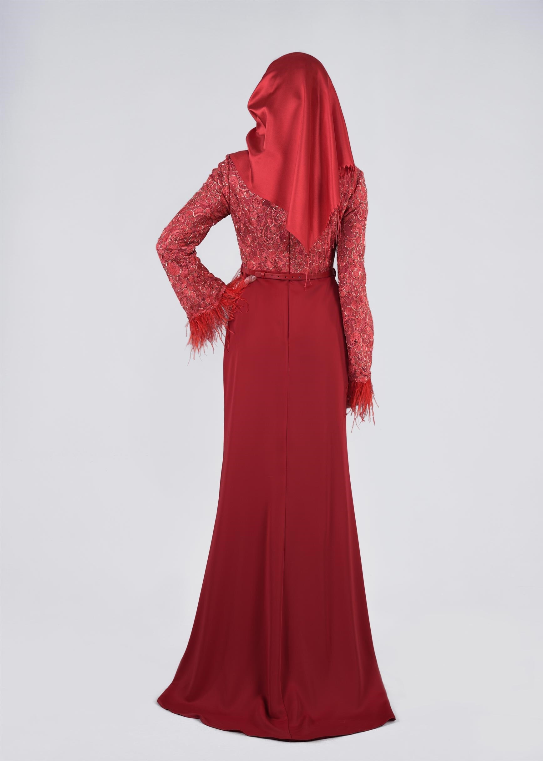 Tesettür giyim KIRMIZI MANŞETLERİ TÜY DETAYLI İŞLEMELİ ABİYE ELBİSE 5368