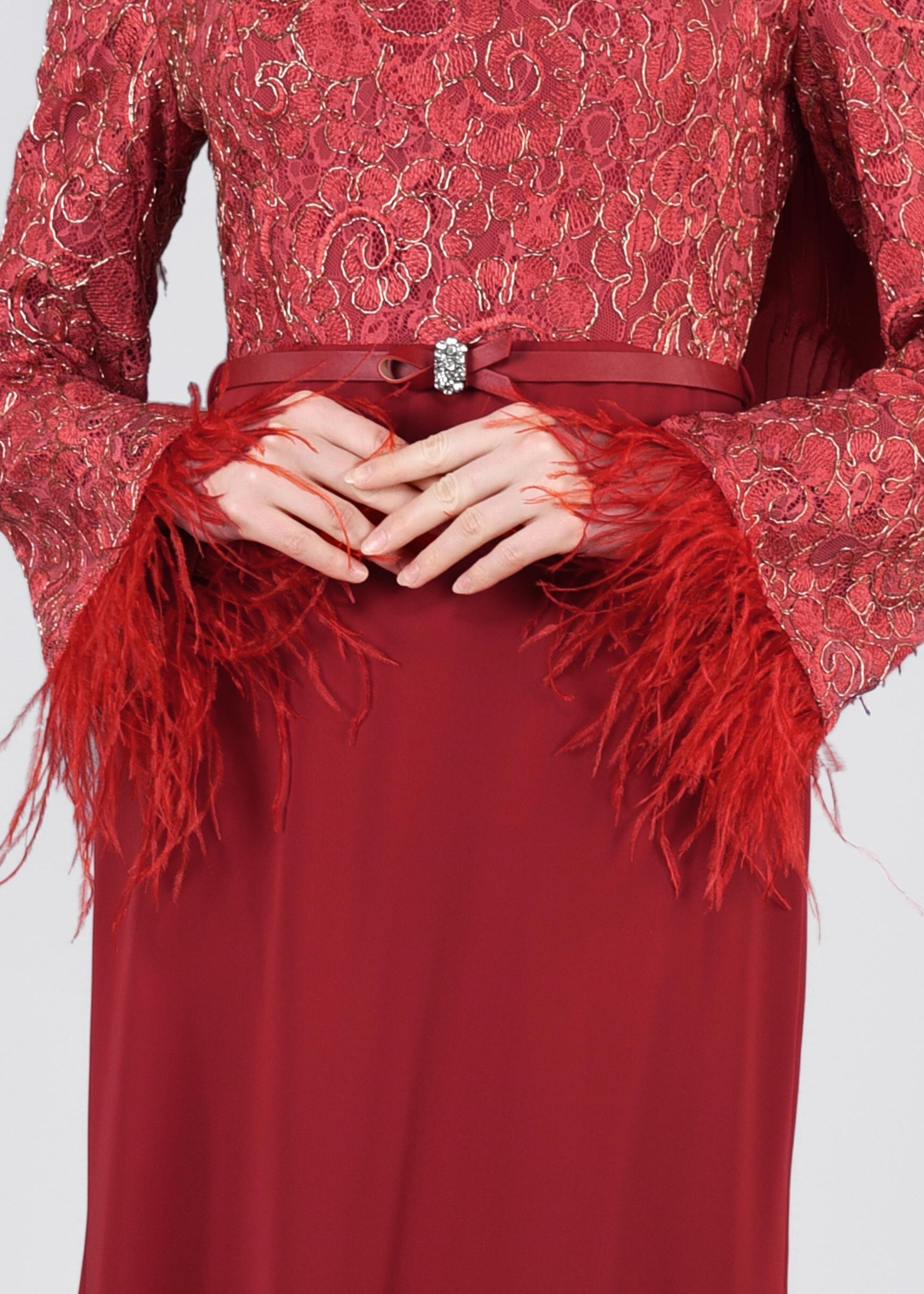 Tesettür giyim KIRMIZI MANŞETLERİ TÜY DETAYLI İŞLEMELİ ABİYE ELBİSE 5368