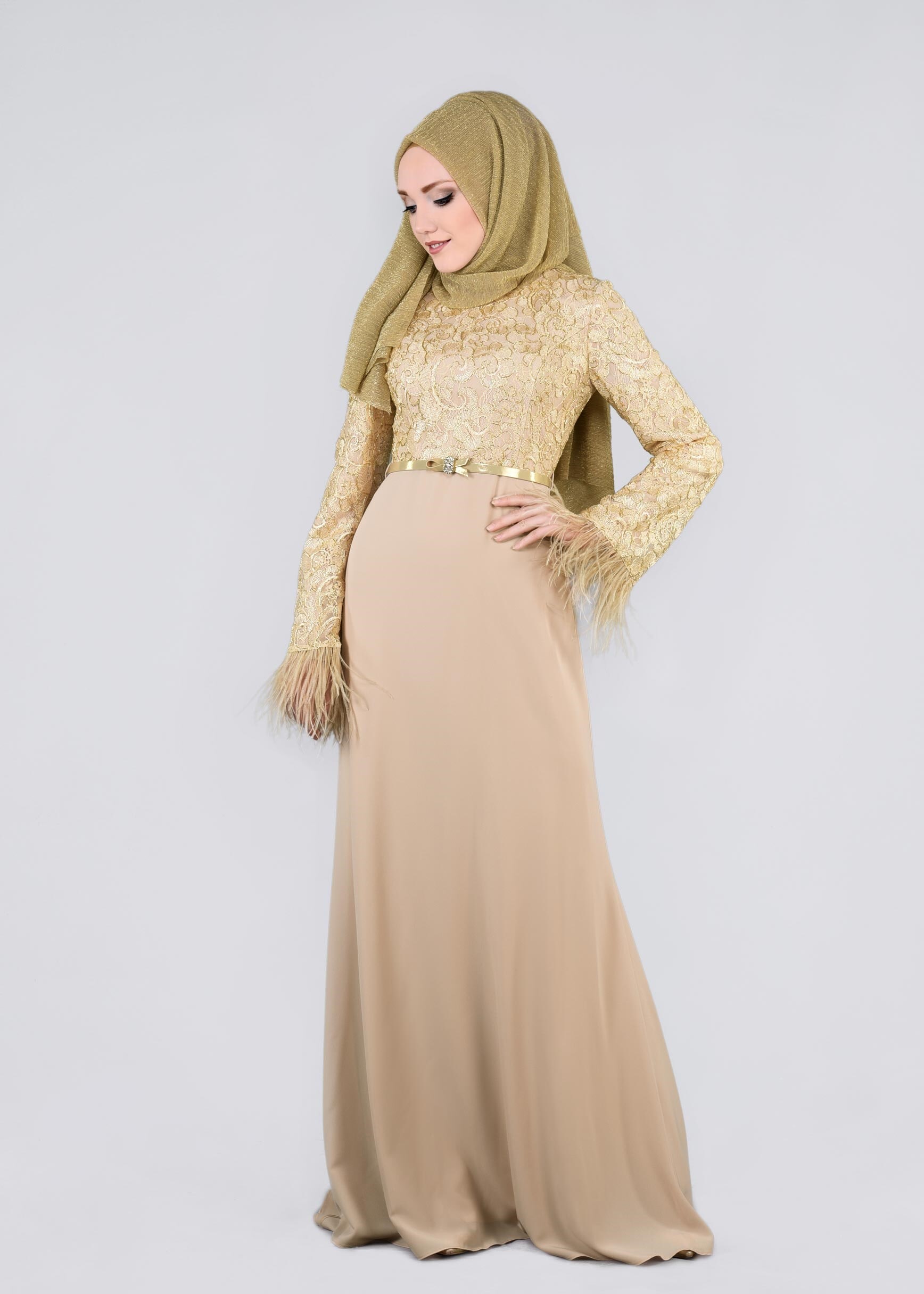 Tesettür giyim BEJ MANŞETLERİ TÜY DETAYLI İŞLEMELİ ABİYE ELBİSE 5368