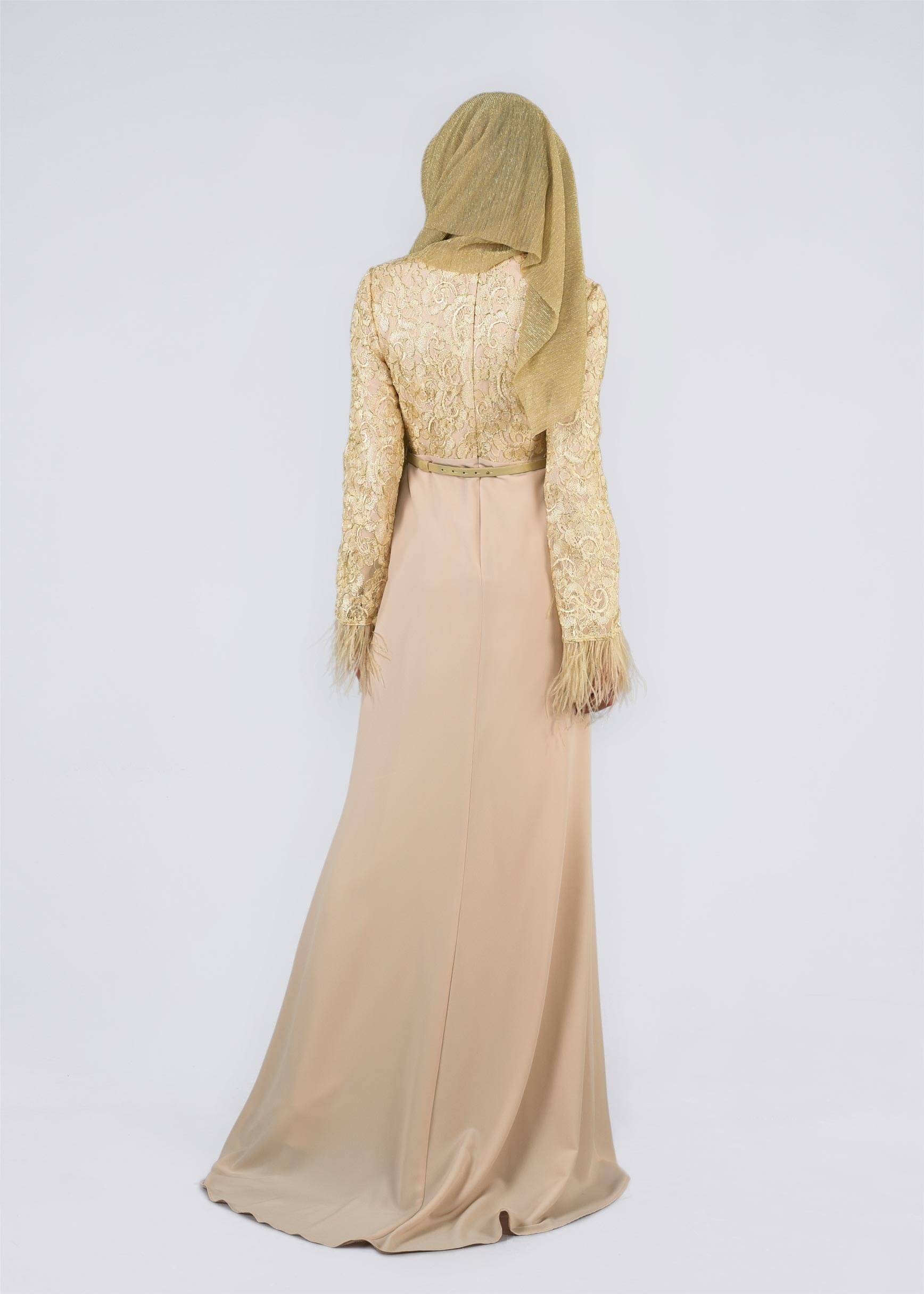 Tesettür giyim BEJ MANŞETLERİ TÜY DETAYLI İŞLEMELİ ABİYE ELBİSE 5368