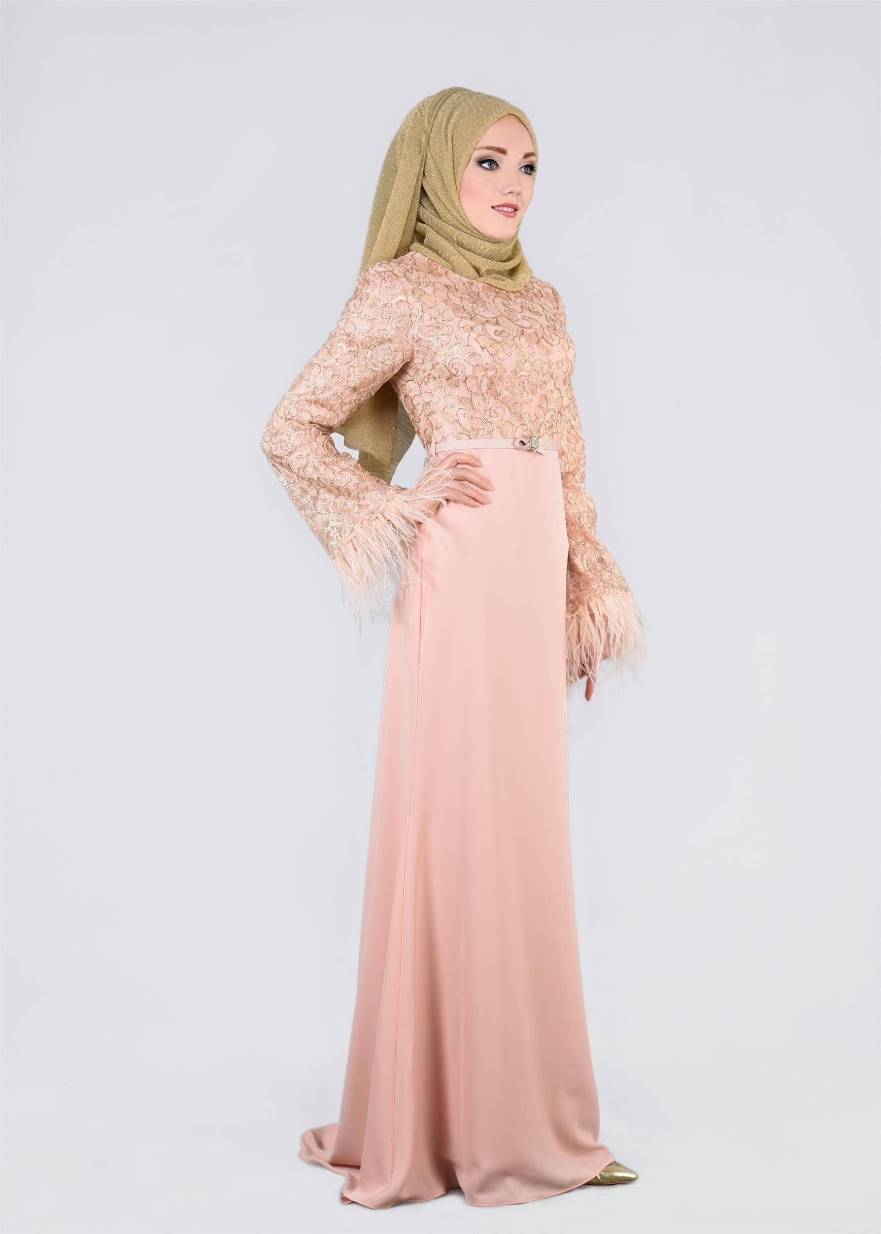 Tesettür giyim PUDRA MANŞETLERİ TÜY DETAYLI İŞLEMELİ ABİYE ELBİSE 5368