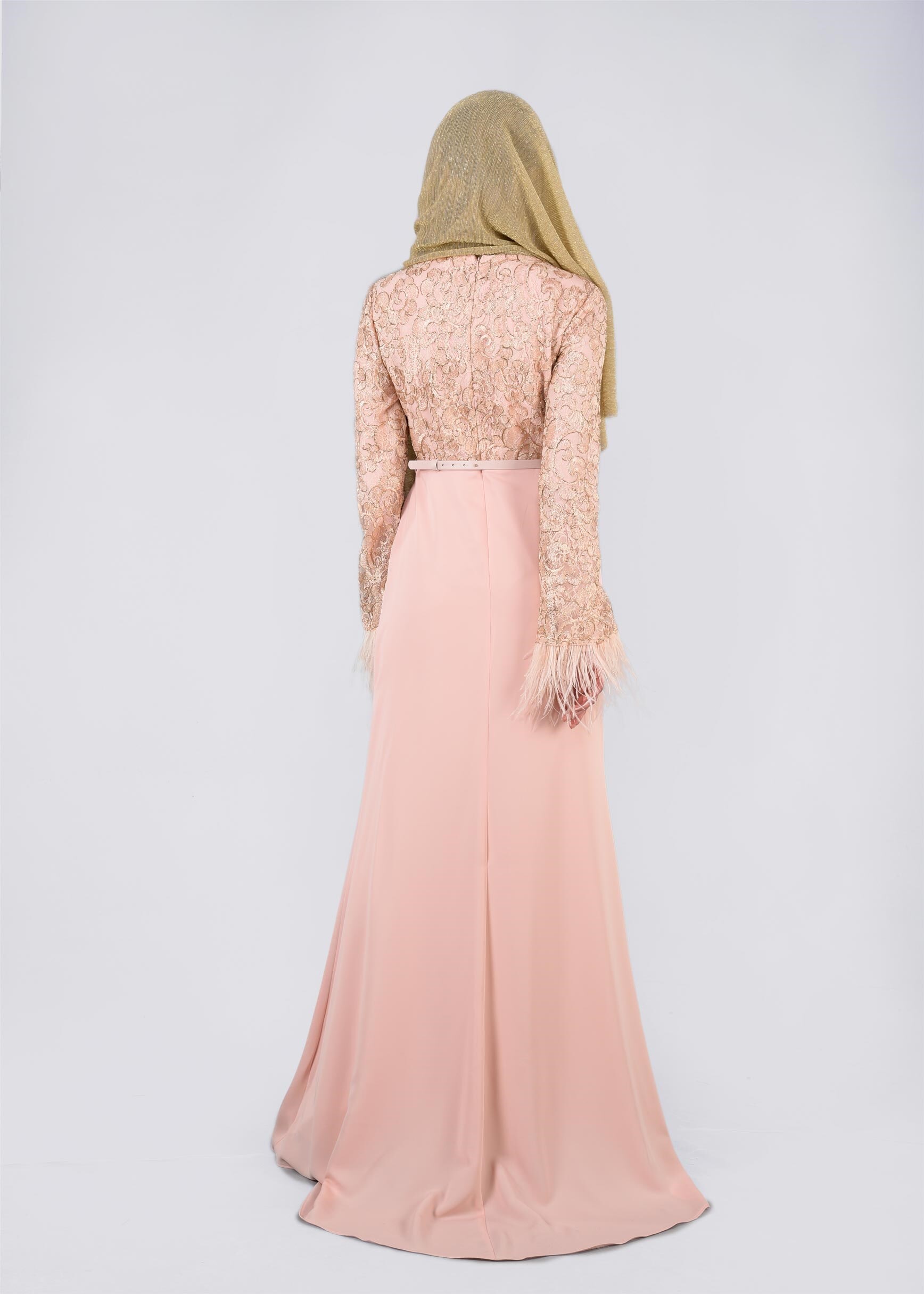 Tesettür giyim PUDRA MANŞETLERİ TÜY DETAYLI İŞLEMELİ ABİYE ELBİSE 5368