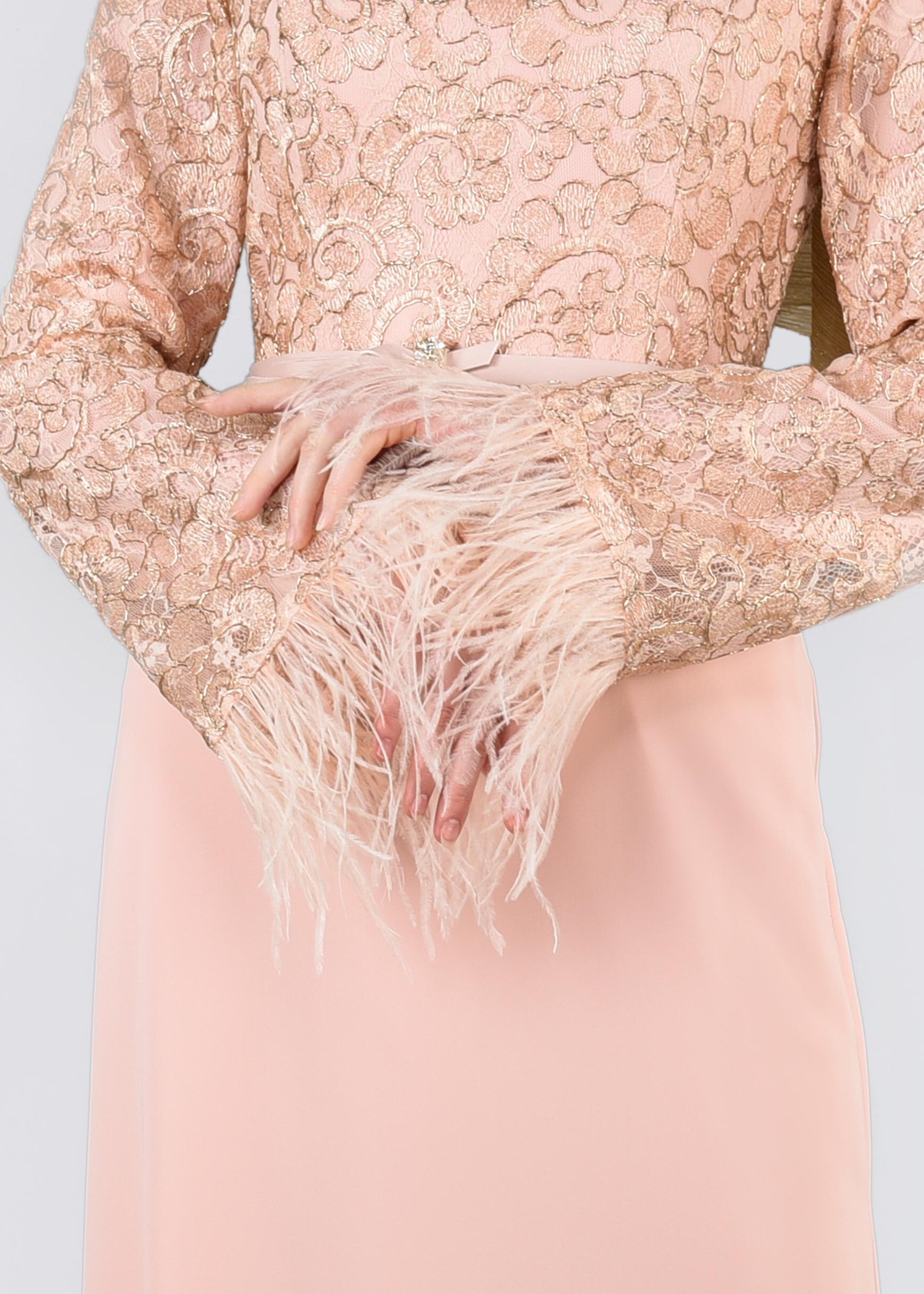 Tesettür giyim PUDRA MANŞETLERİ TÜY DETAYLI İŞLEMELİ ABİYE ELBİSE 5368