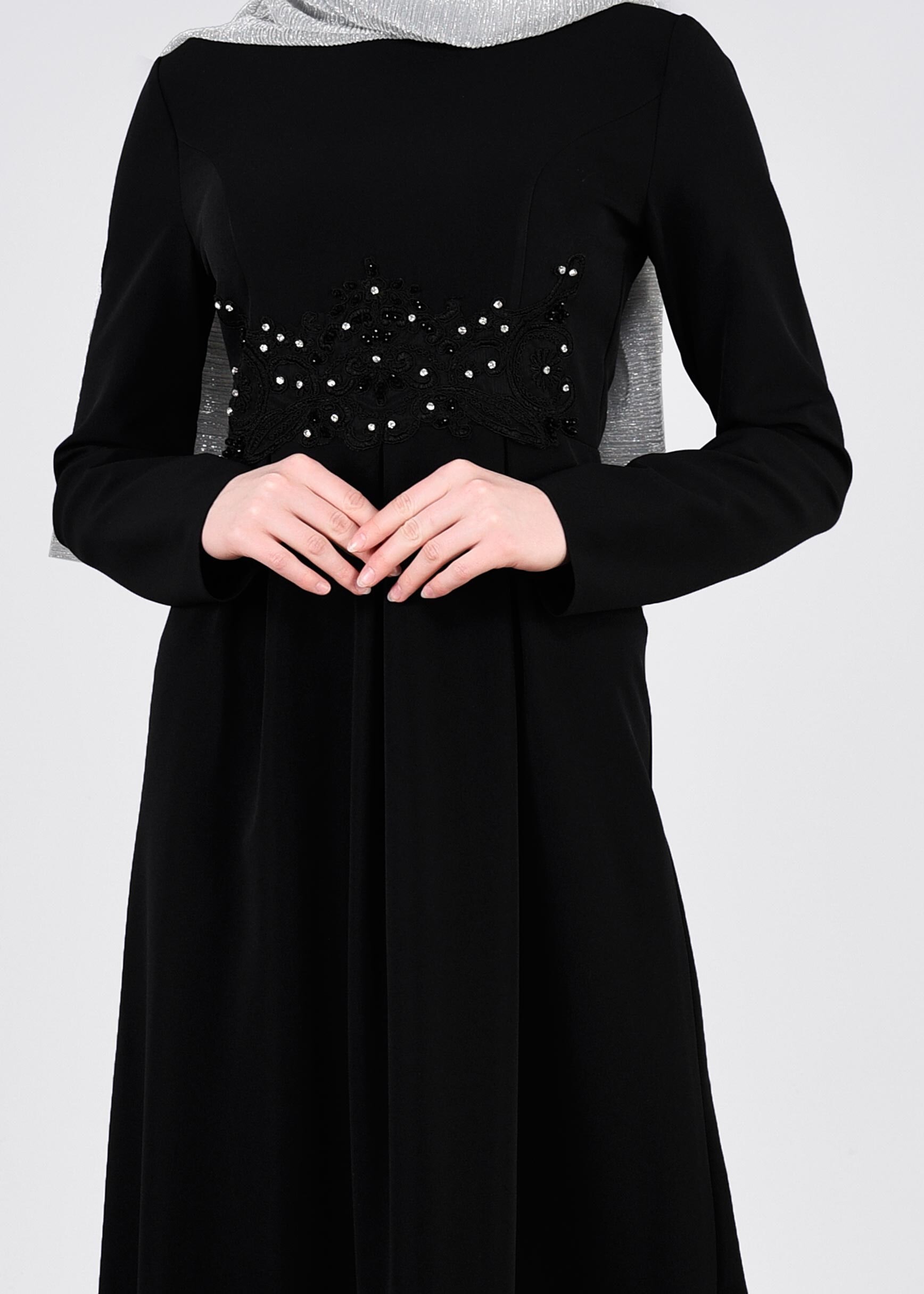 Tesettür giyim SİYAH İŞLEMELİ TAŞ DETAYLI ABİYE ELBİSE 5370