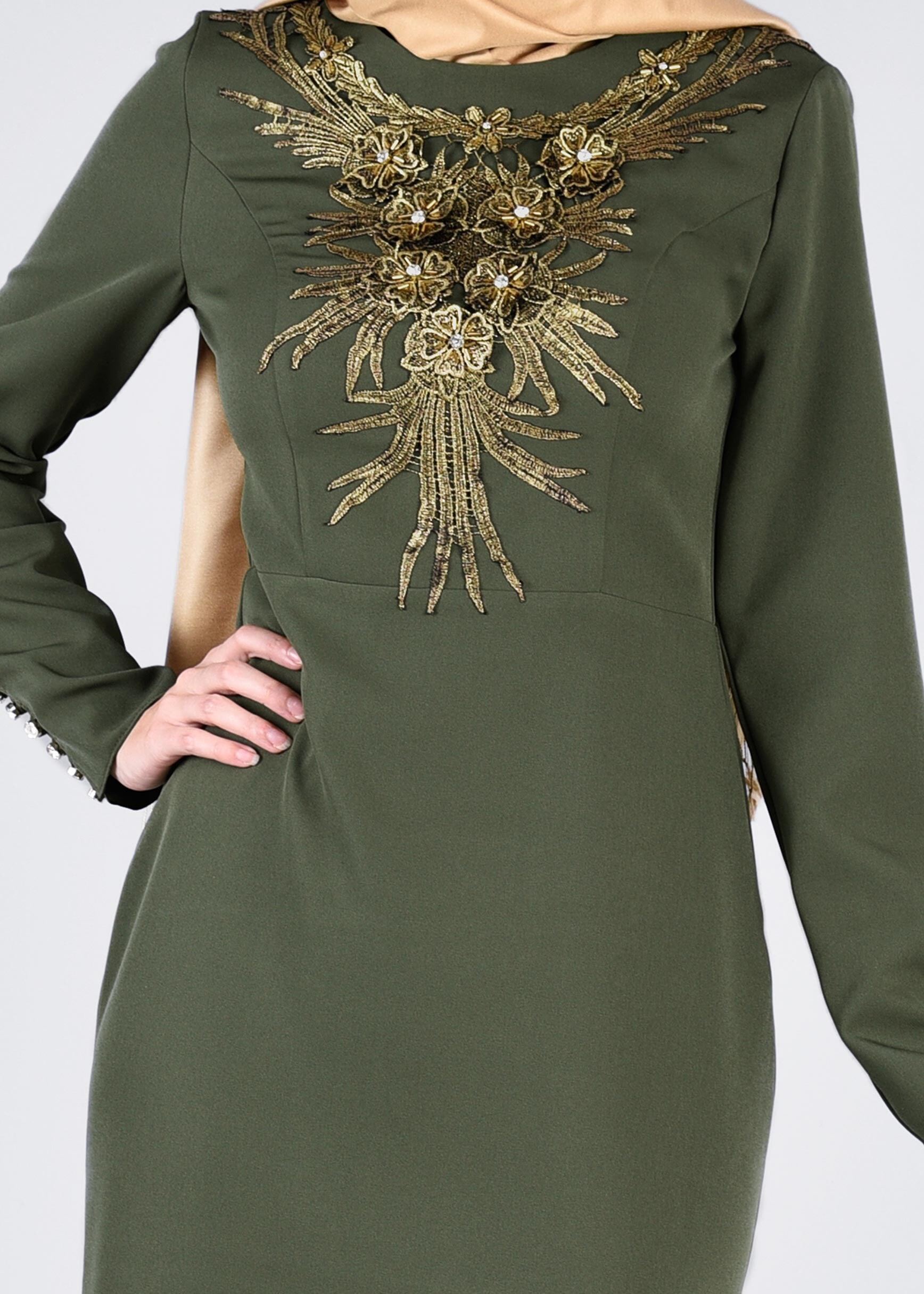 Tesettür giyim HAKİ İŞLEMELİ TAŞ DETAYLI ABİYE ELBİSE 5372