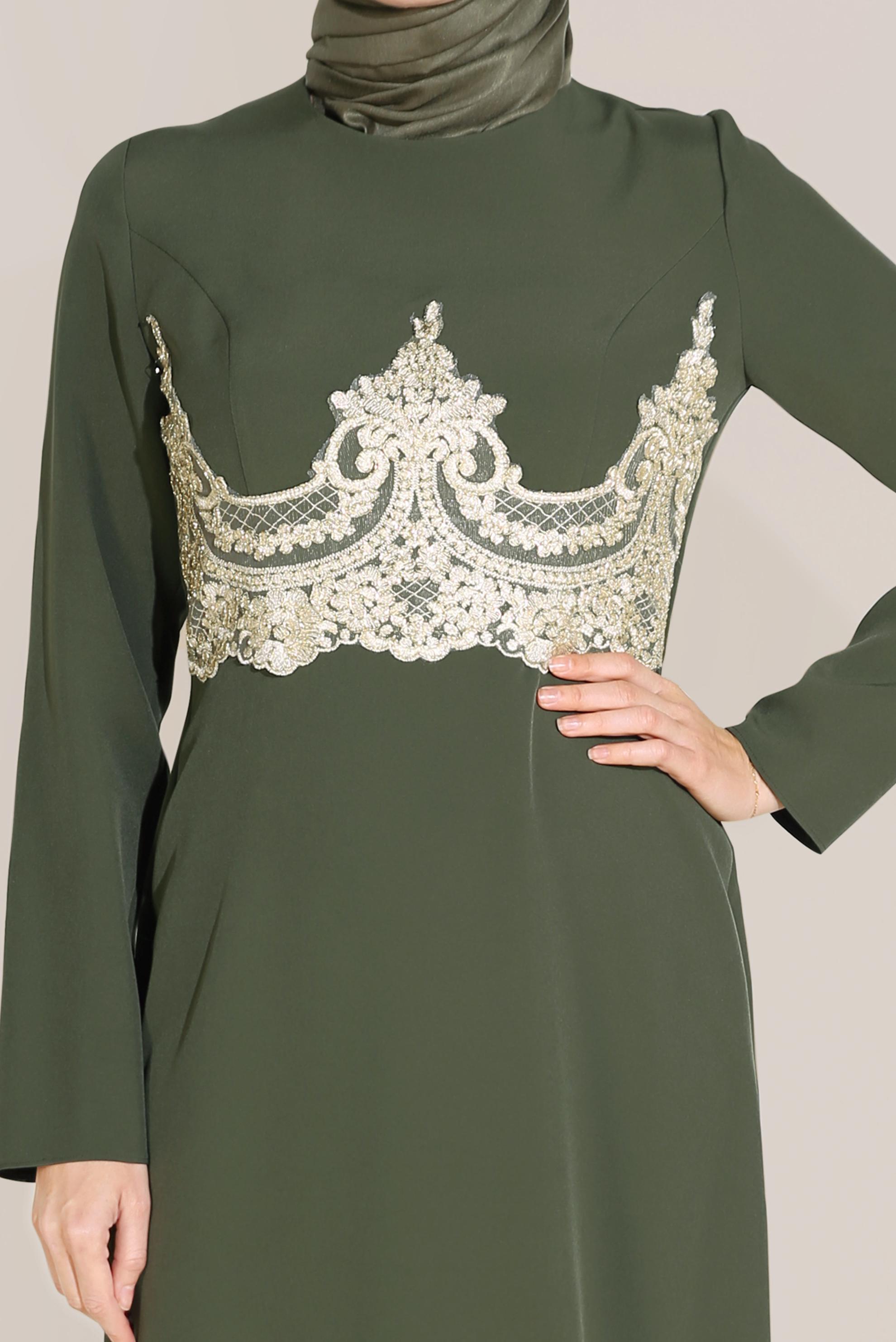 Tesettür giyim HAKİ BELİ ALTIN GÜPÜR DETAYLI ELBİSE 5376