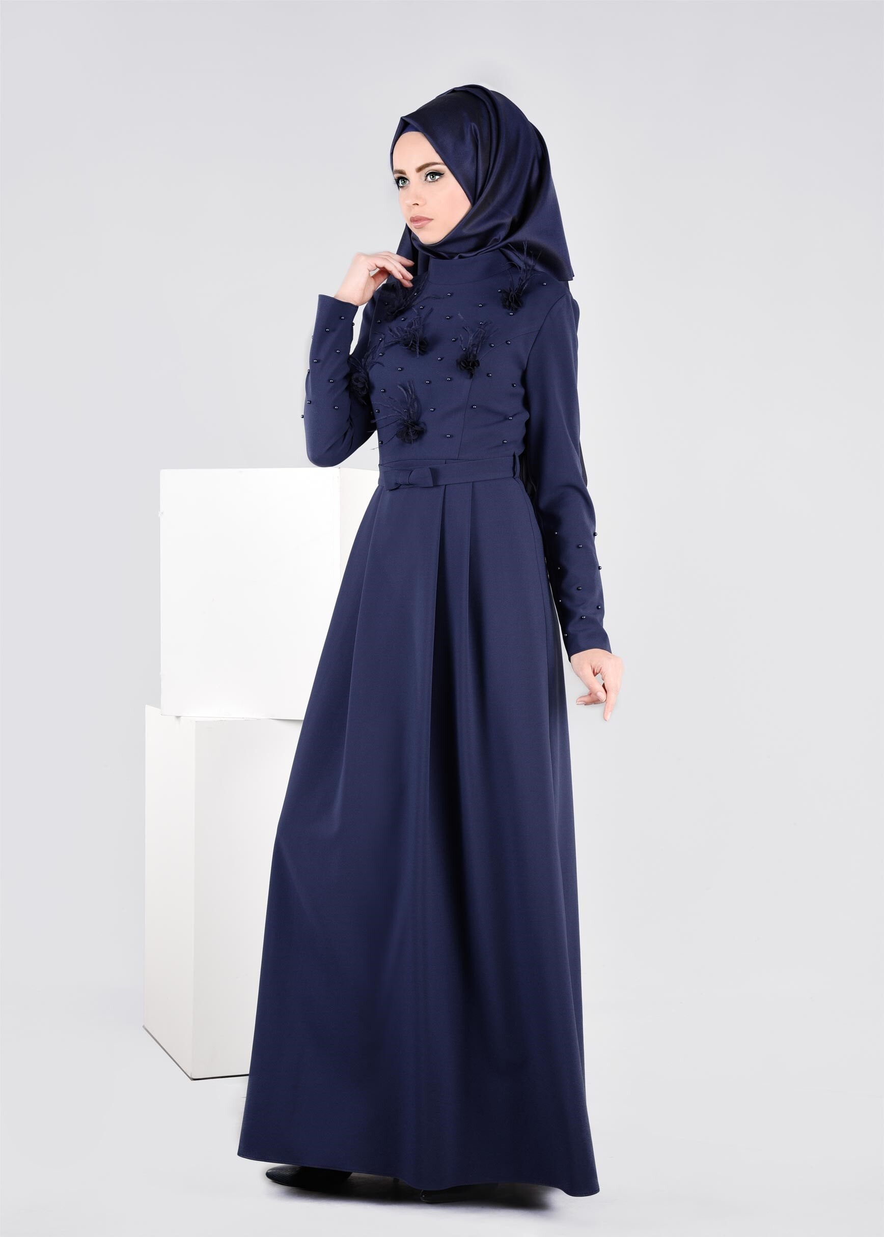 Tesettür giyim LACİVERT BONCUK DETAYLI ÇİÇEKLİ ABİYE ELBİSE 5396