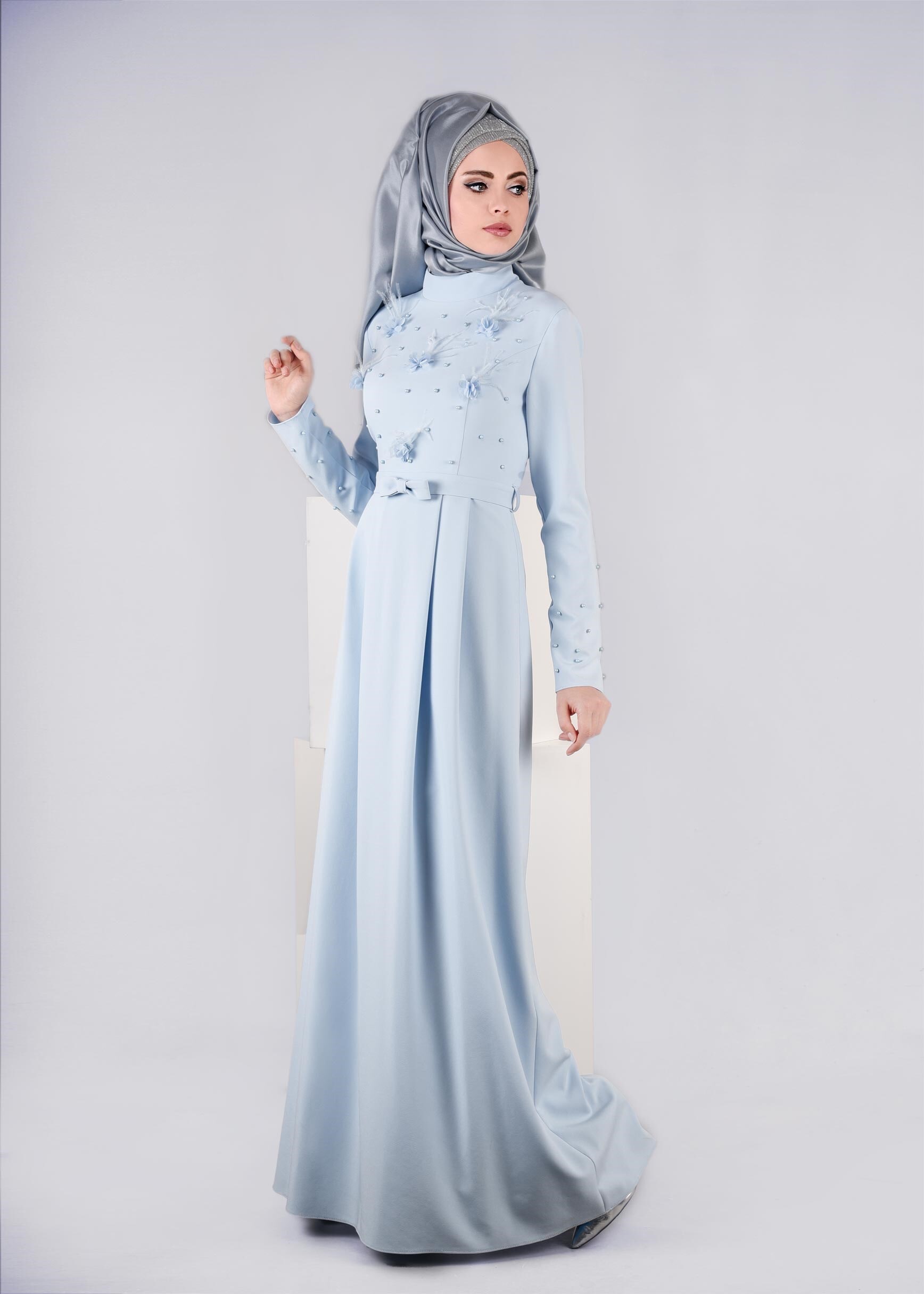 Tesettür giyim MAVİ BONCUK DETAYLI ÇİÇEKLİ ABİYE ELBİSE 5396