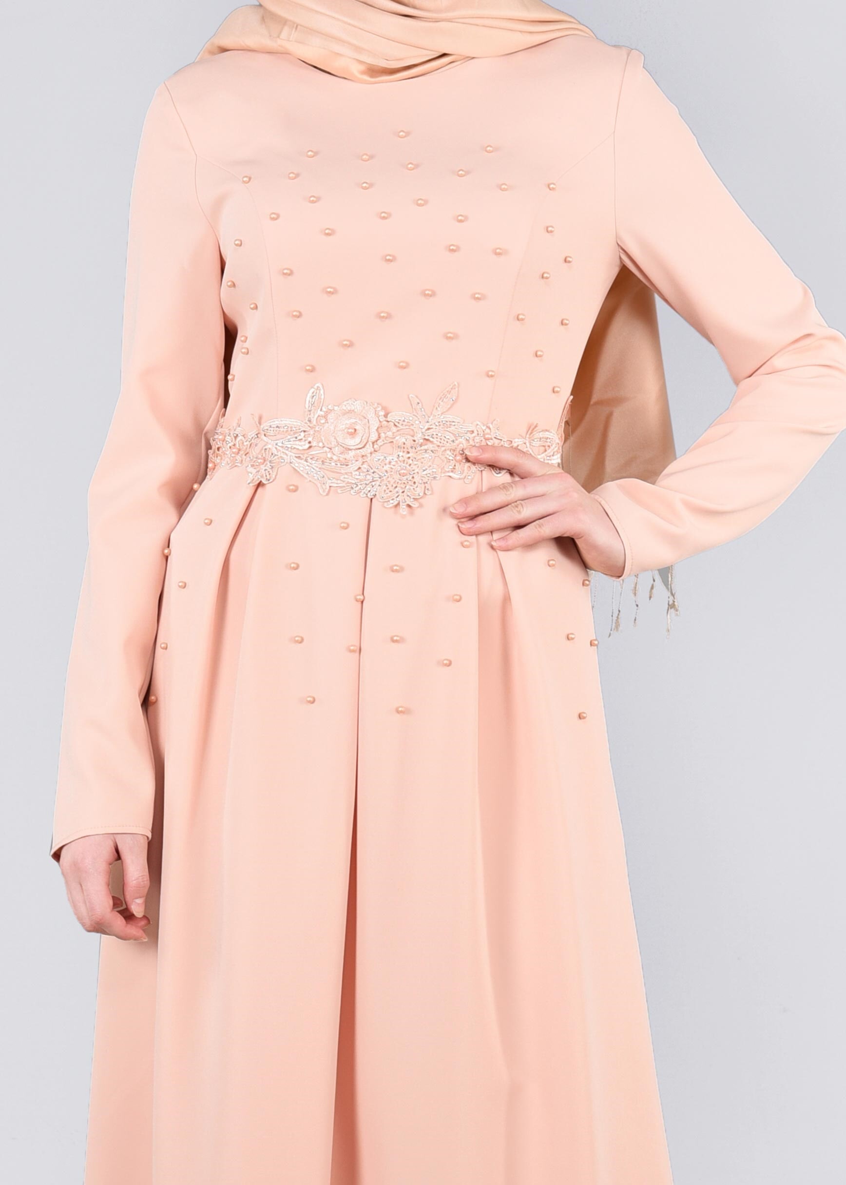 Tesettür giyim PUDRA BONCUK DETAYLI İŞLEMELİ ABİYE ELBİSE 5400