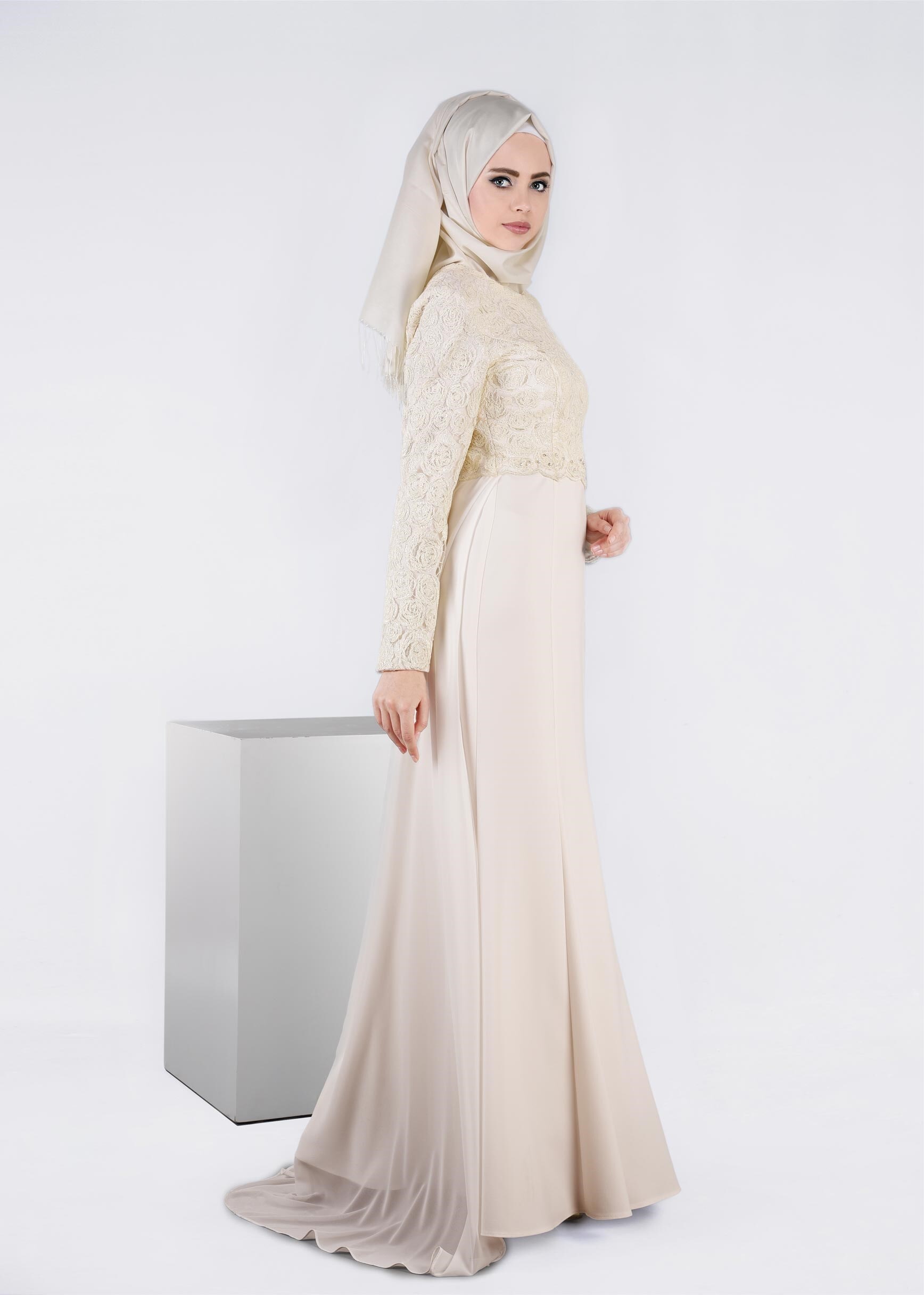 Tesettür giyim BEYAZ İŞLEMELİ TAŞ DETAYLI ABİYE ELBİSE 5405