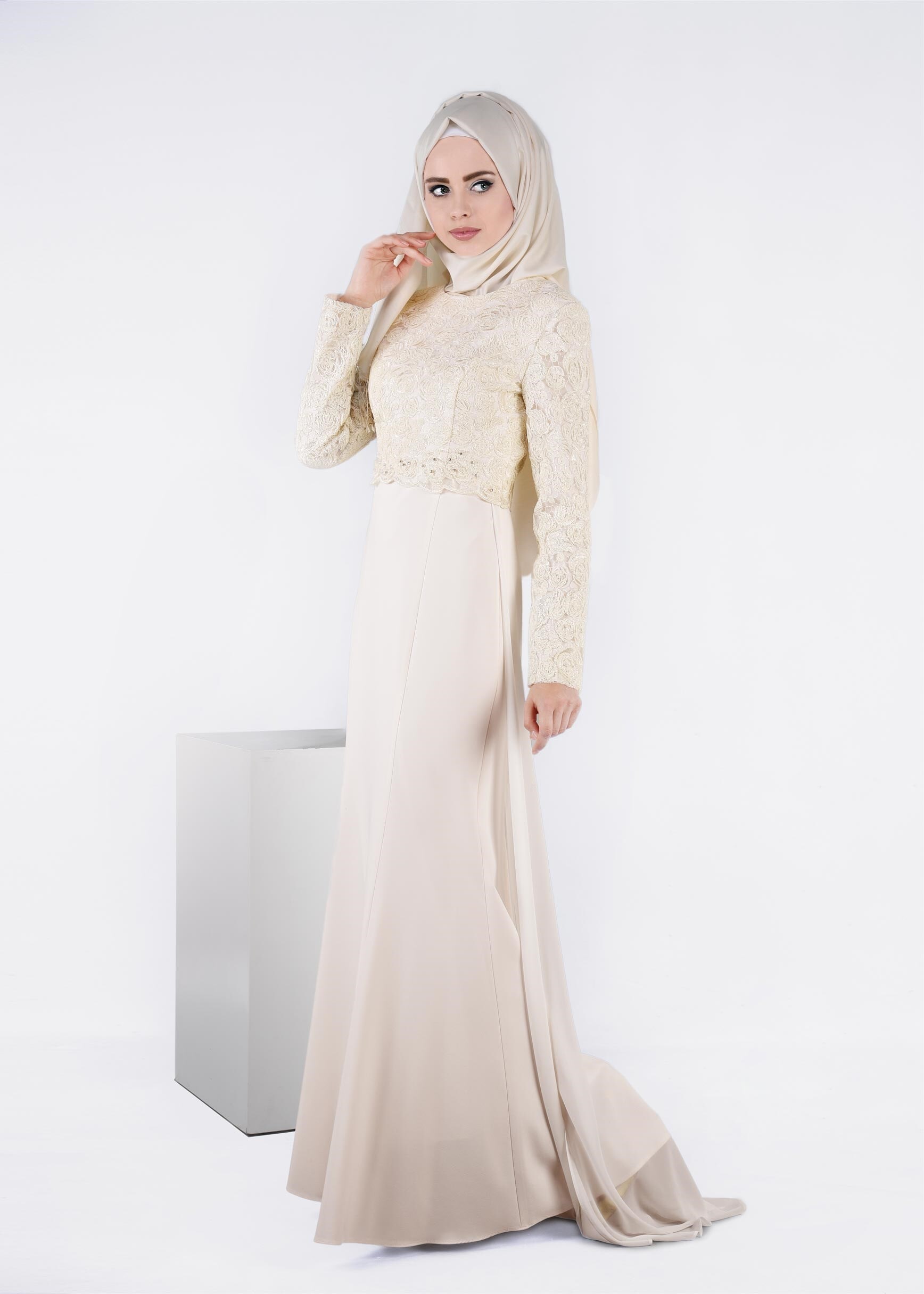 Tesettür giyim BEYAZ İŞLEMELİ TAŞ DETAYLI ABİYE ELBİSE 5405