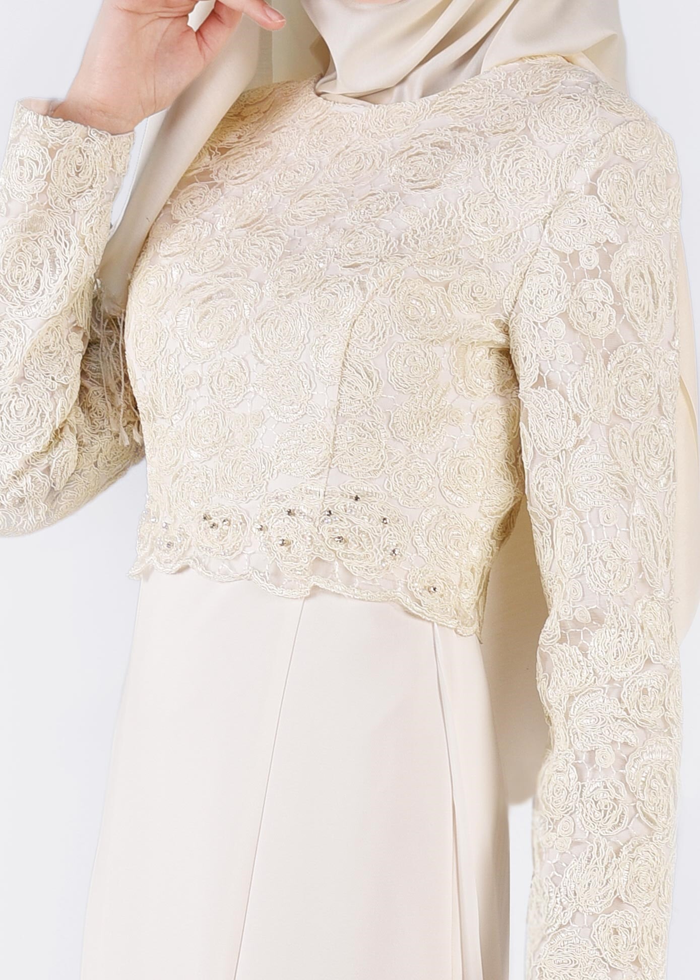 Tesettür giyim BEYAZ İŞLEMELİ TAŞ DETAYLI ABİYE ELBİSE 5405