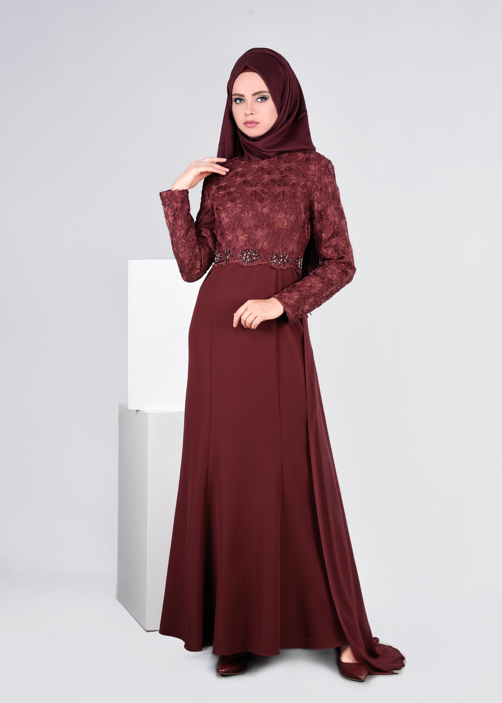 Tesettür giyim BORDO İŞLEMELİ TAŞ DETAYLI ABİYE ELBİSE 5405