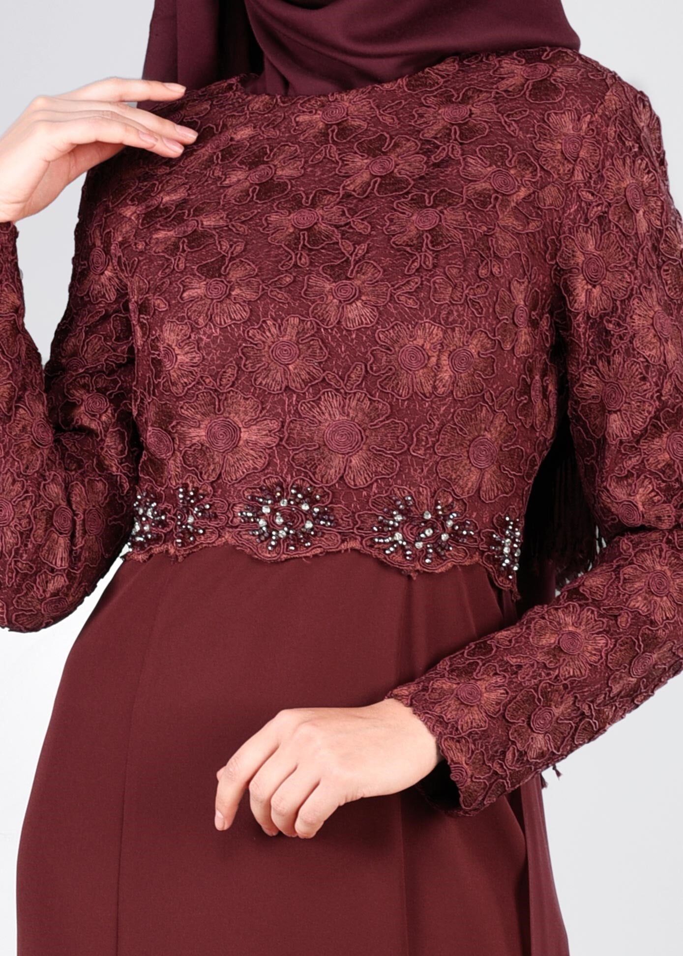 Tesettür giyim BORDO İŞLEMELİ TAŞ DETAYLI ABİYE ELBİSE 5405
