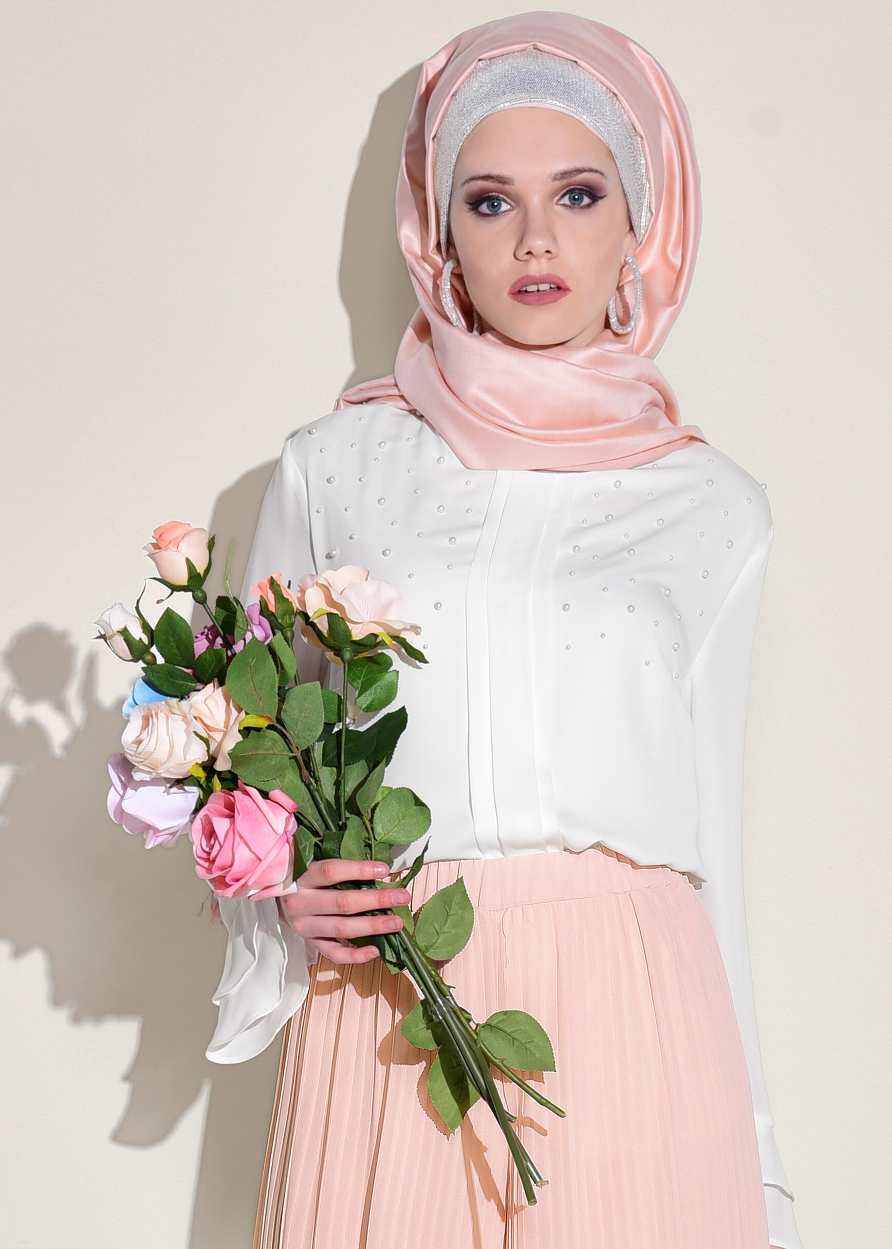 Tesettür giyim BEYAZ MANŞETLERİ FIRFIRLI İNCİ DETAYLI BLUZ 2695