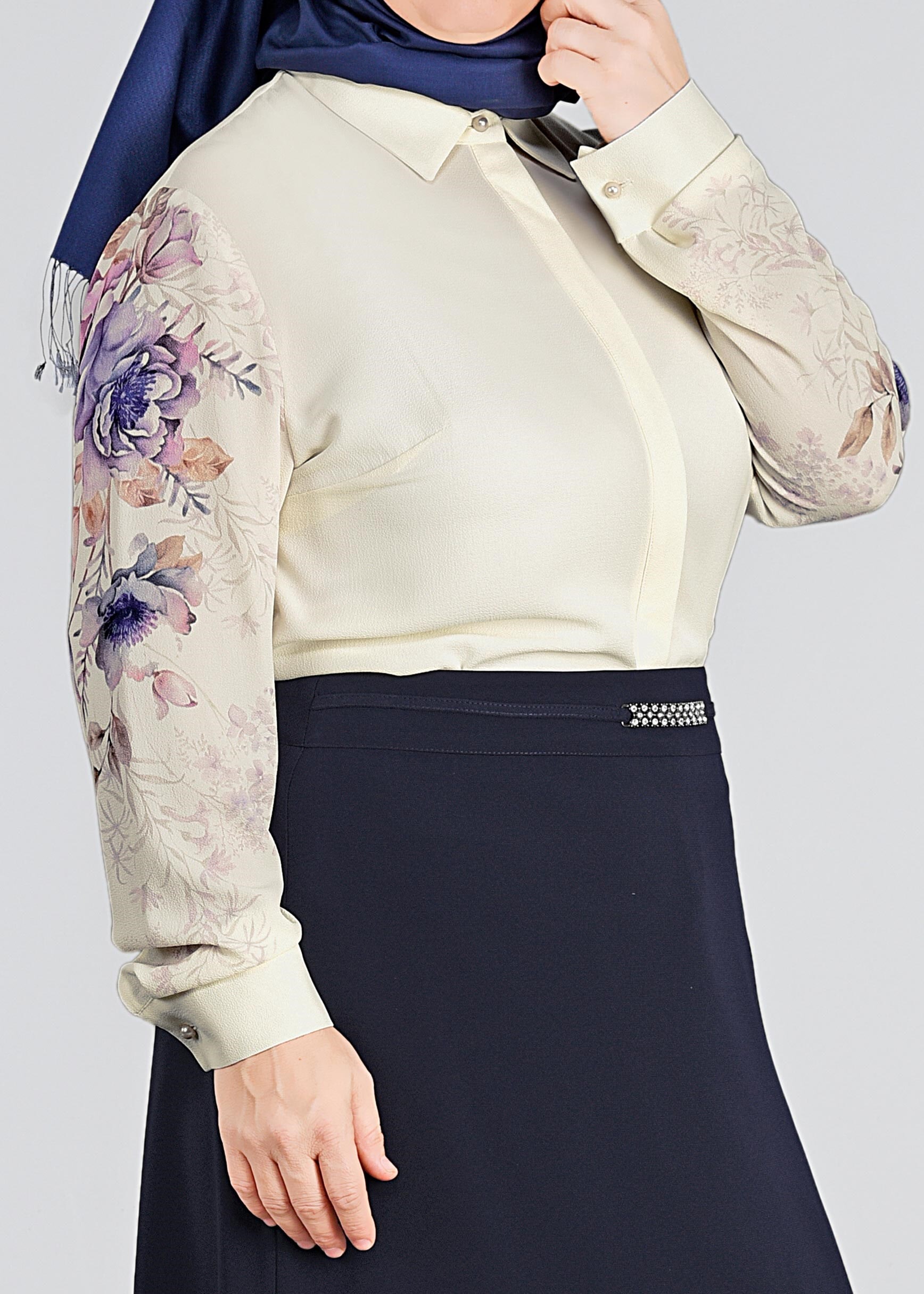 Tesettür giyim BEYAZ KOLLARI ÇİÇEK BASKILI KREP BLUZ 2720