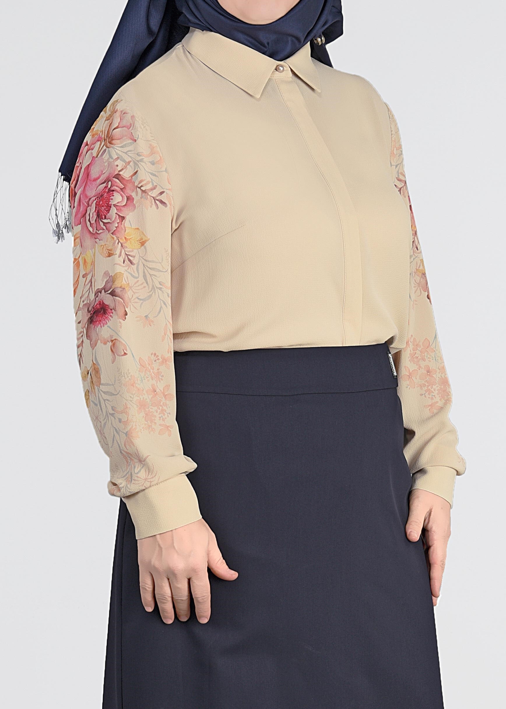 Tesettür giyim BEJ KOLLARI ÇİÇEK BASKILI KREP BLUZ 2720