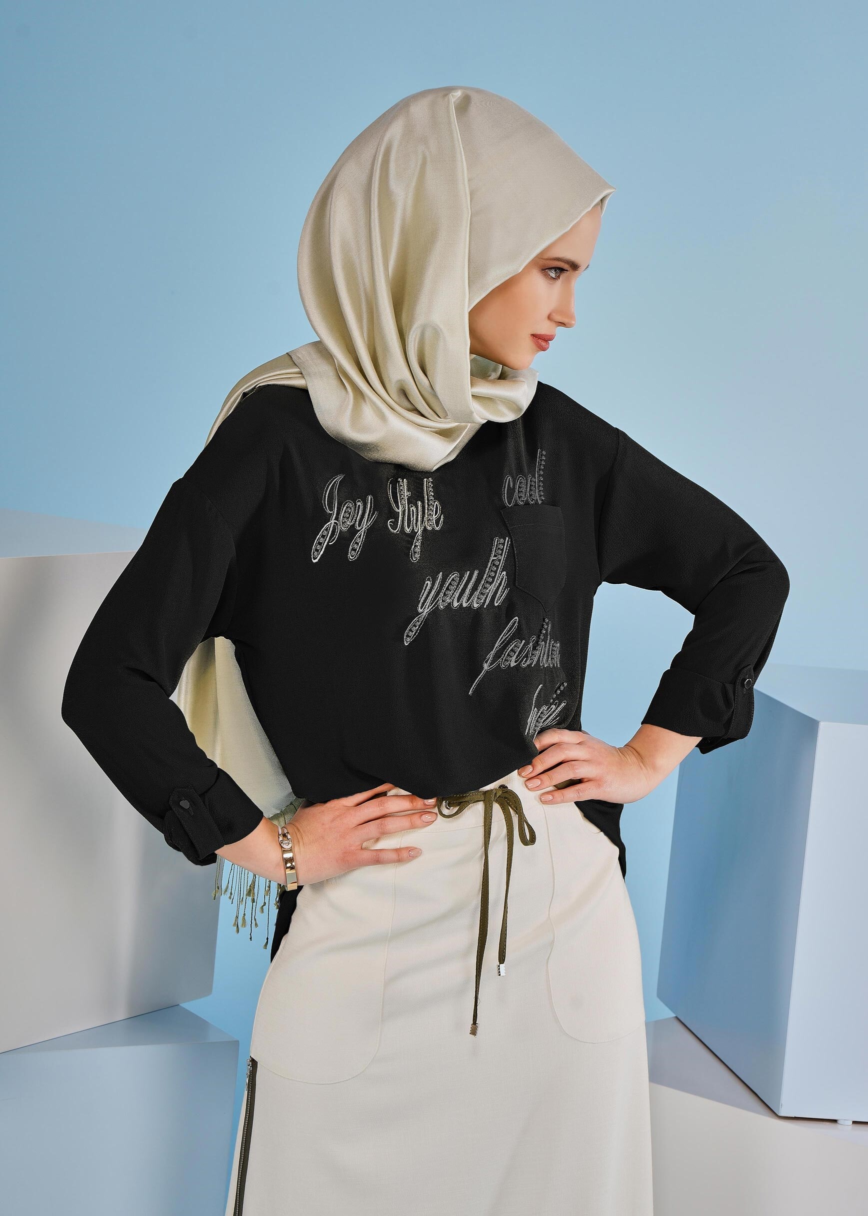 Tesettür giyim SİYAH TAŞ VE YAZI BASKILI BLUZ 4106 