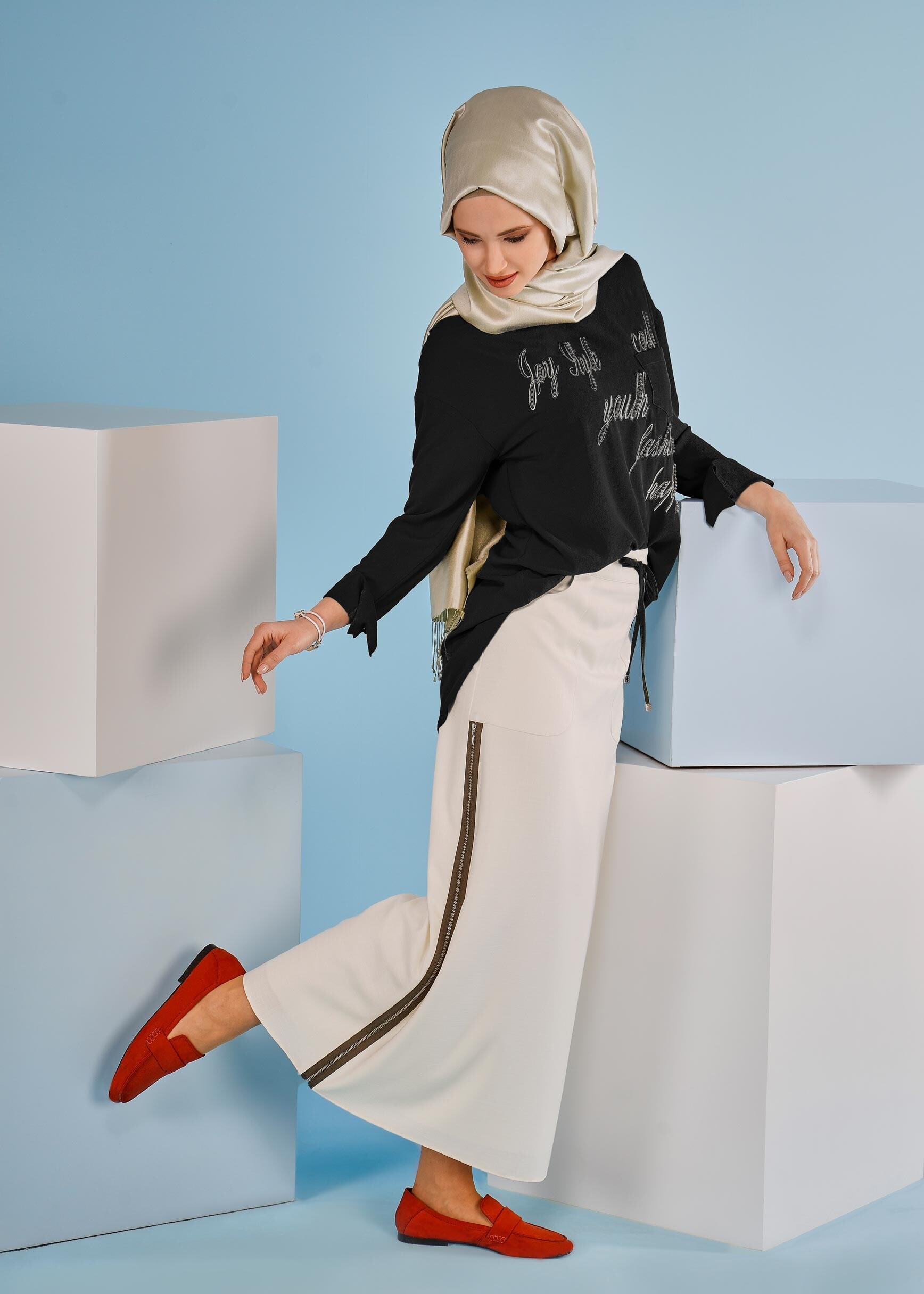 Tesettür giyim SİYAH TAŞ VE YAZI BASKILI BLUZ 4106 