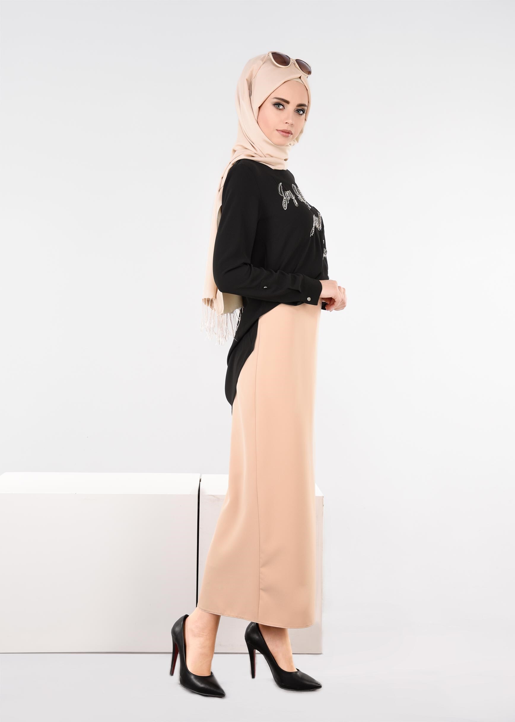 Tesettür giyim SİYAH TAŞ VE YAZI BASKILI BLUZ 4106 