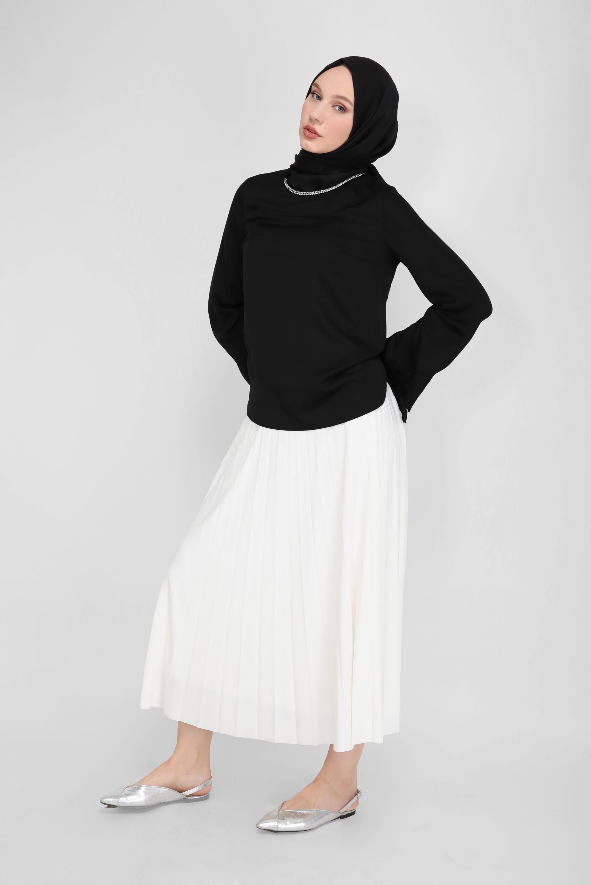 Tesettür giyim SİYAH YAKASI TAŞ DETAYLI KOLLARI VOLANLI BLUZ 4114