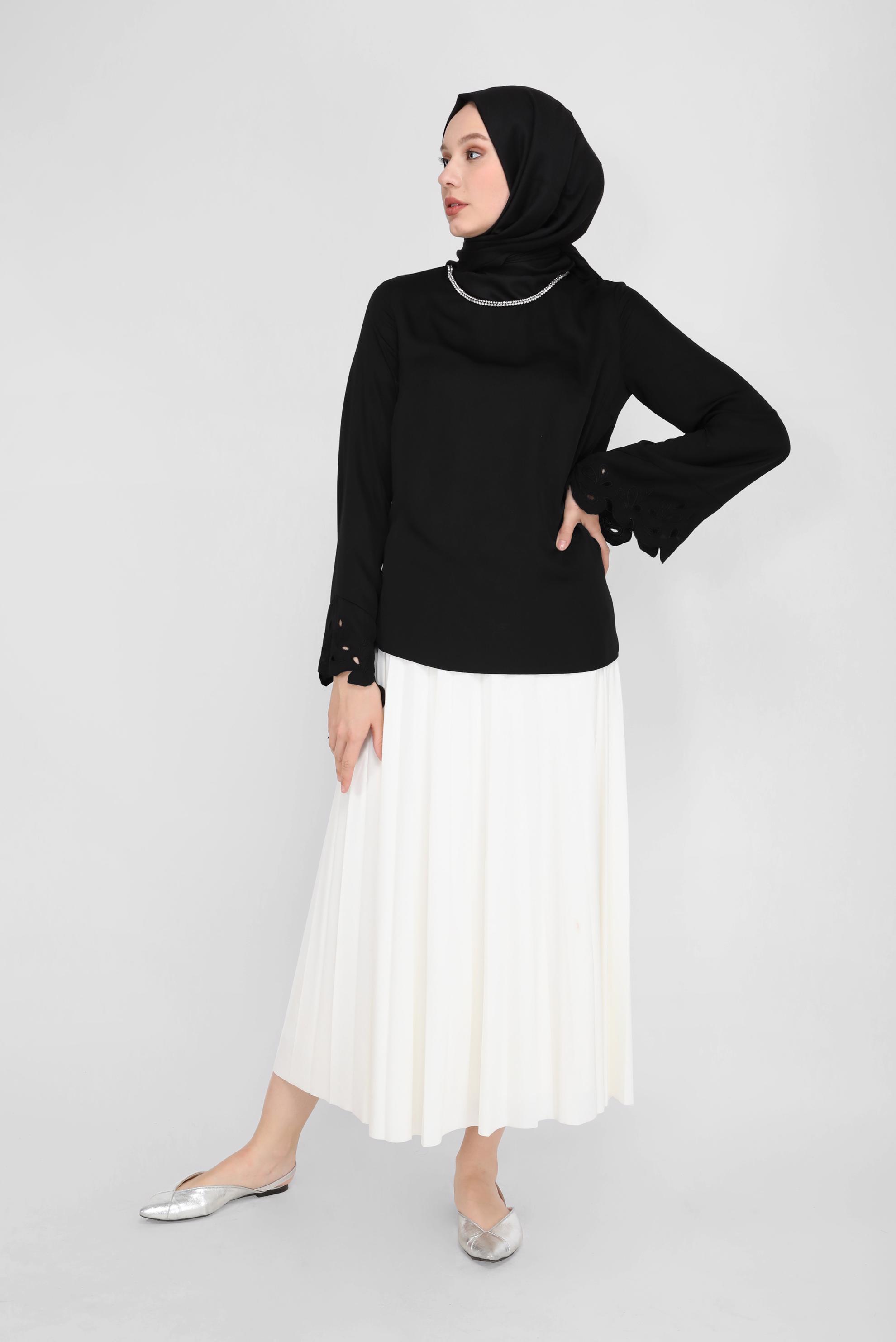 Tesettür giyim SİYAH YAKASI TAŞ DETAYLI KOLLARI VOLANLI BLUZ 4114