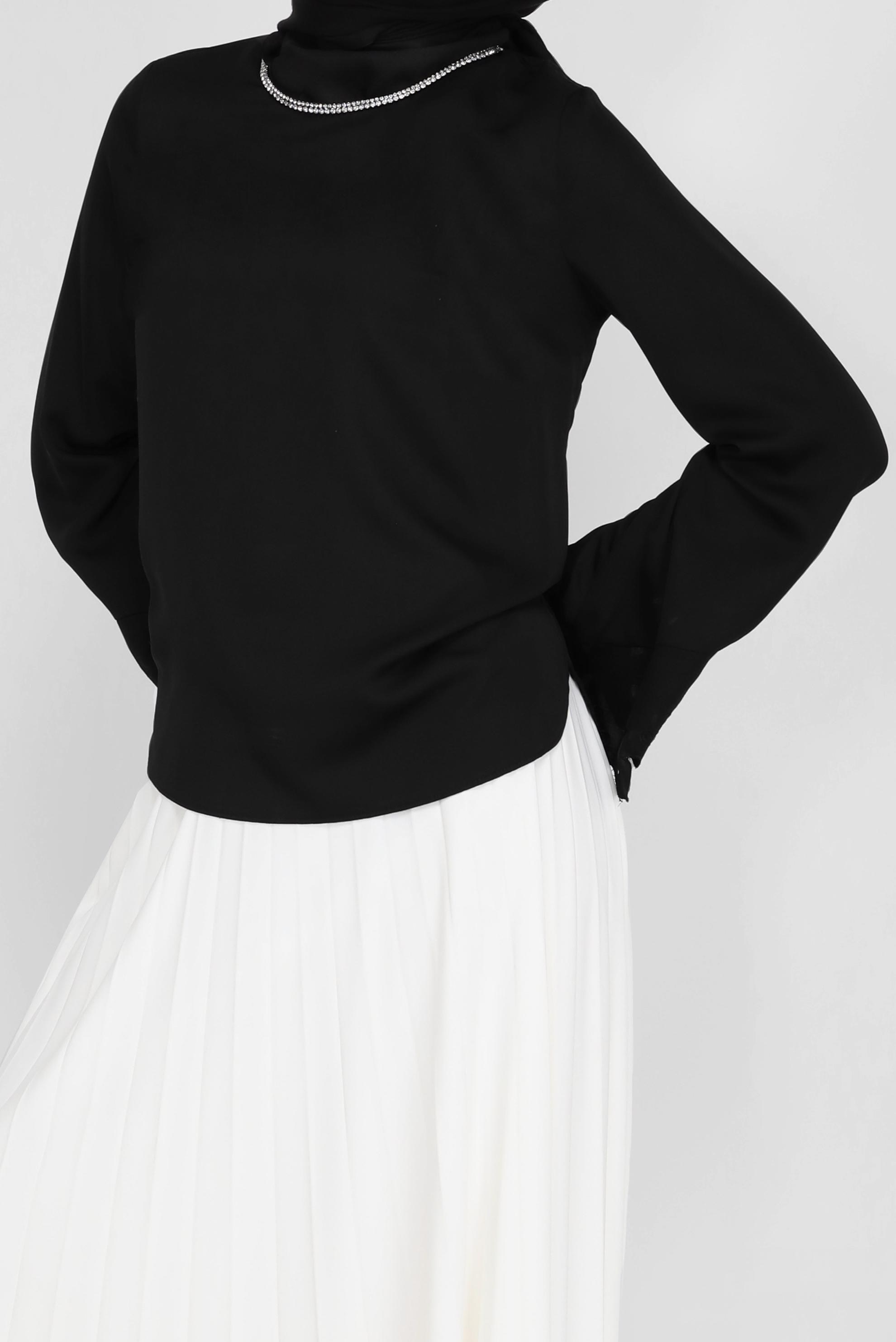 Tesettür giyim SİYAH YAKASI TAŞ DETAYLI KOLLARI VOLANLI BLUZ 4114