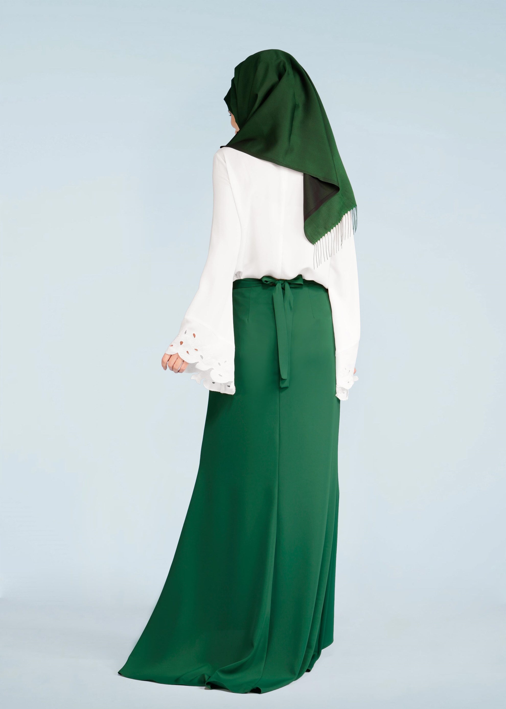 Tesettür giyim BEYAZ YAKASI TAŞ DETAYLI KOLLARI VOLANLI BLUZ 4114